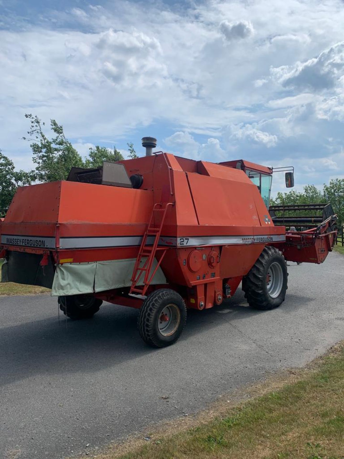 1988 MASSEY FERGUSON 27 COMBINE HARVESTER, PERKINS DIESEL ENGINE, 4500 HOURS *PLUS VAT* - Image 4 of 6