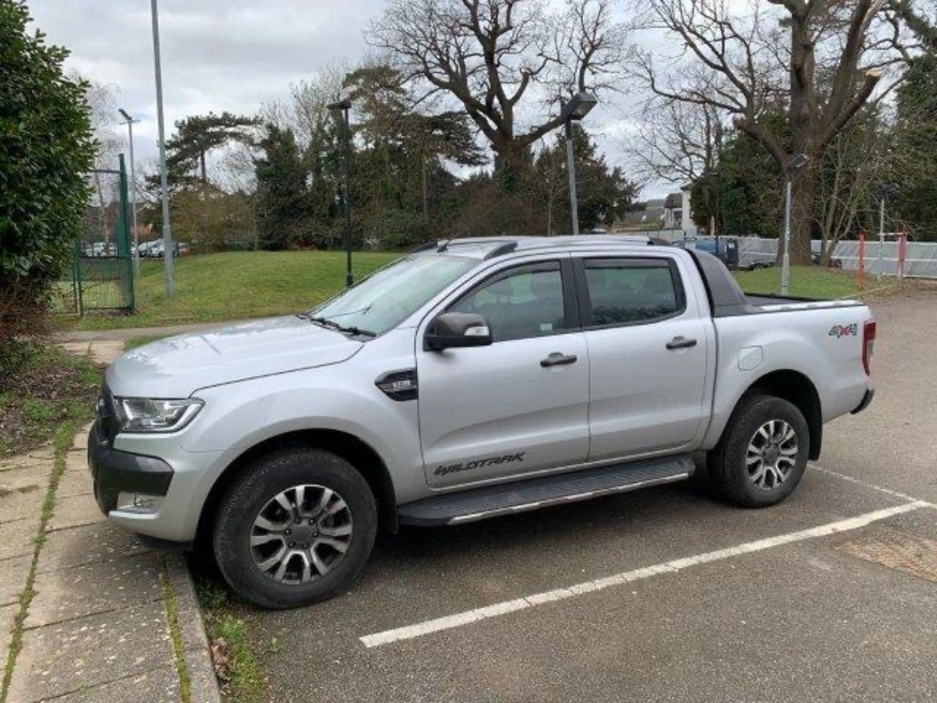 2017/67 REG FORD RANGER WILDTRAK 4X4 TDCI 3.2 DIESEL AUTO SILVER PICK-UP, SHOWING 1 FORMER KEEPER - Image 3 of 7