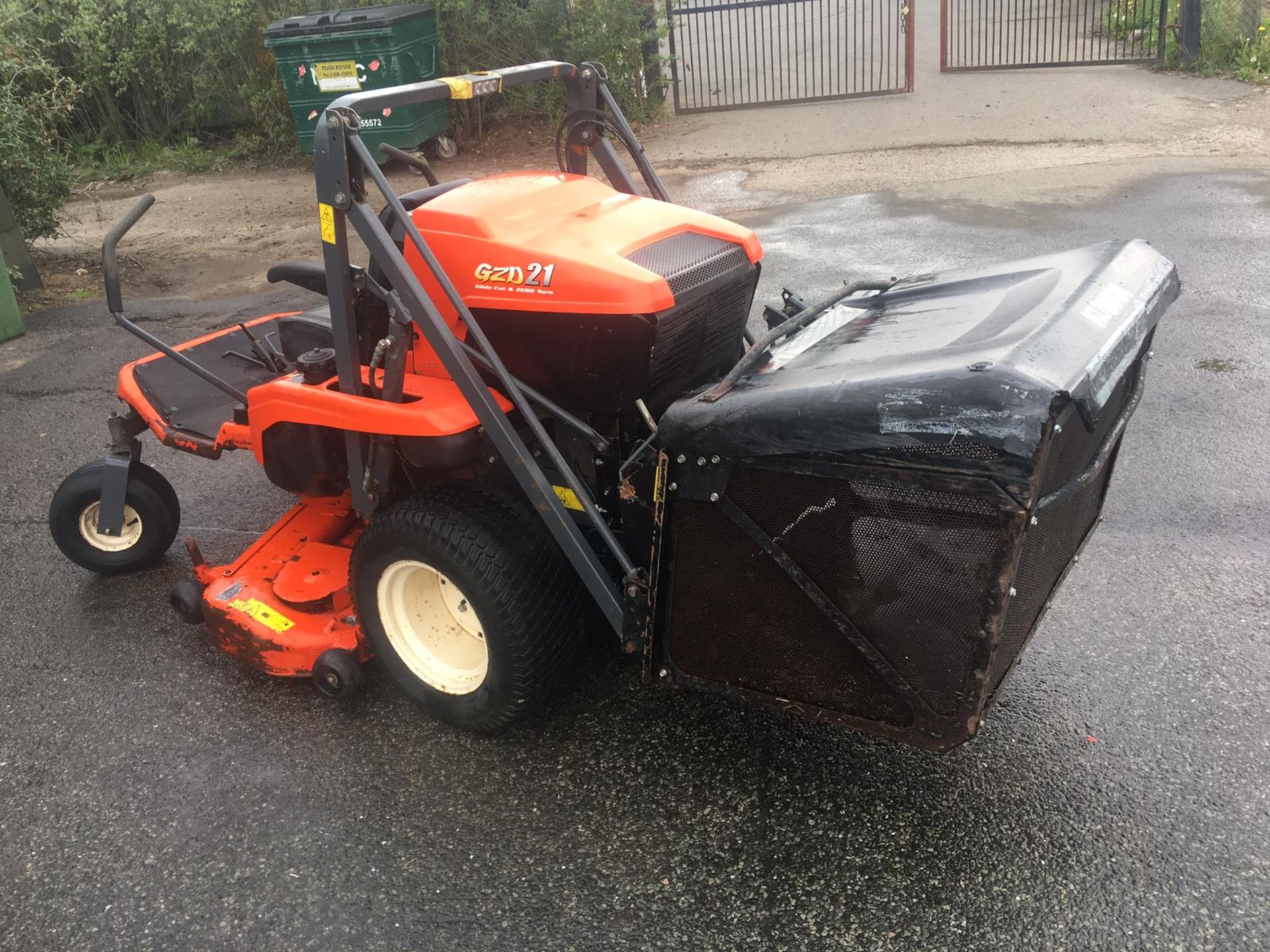 KUBOTA GZD21 GLIDE CUT AND ZERO TURN RIDE ON LAWN MOWER, 451.3 HOURS *NO VAT* - Image 4 of 16