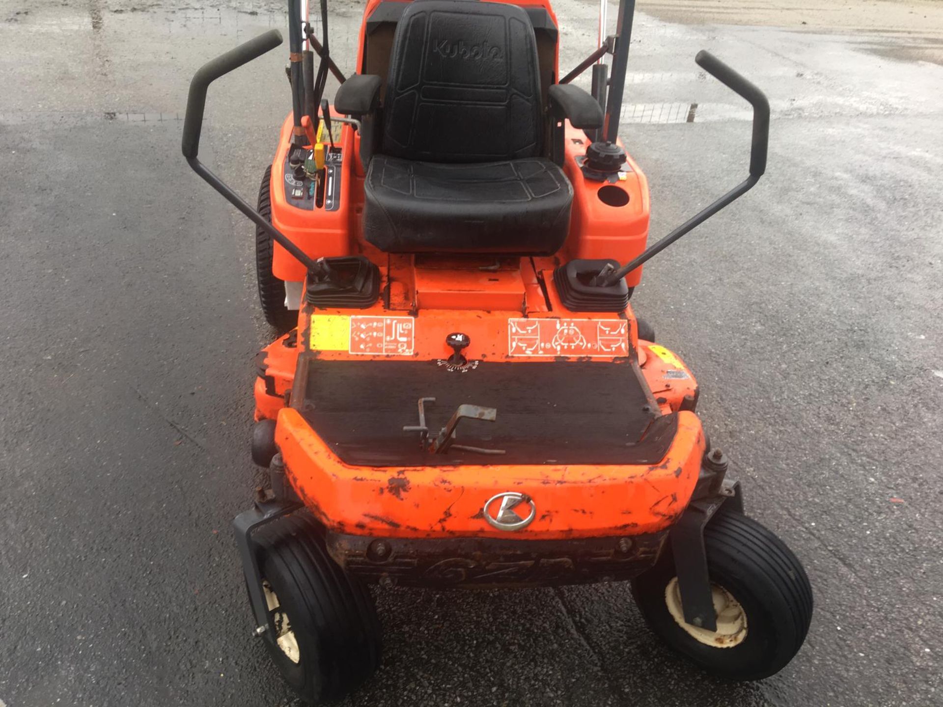 KUBOTA GZD21 GLIDE CUT AND ZERO TURN RIDE ON LAWN MOWER, 451.3 HOURS *NO VAT* - Image 6 of 16