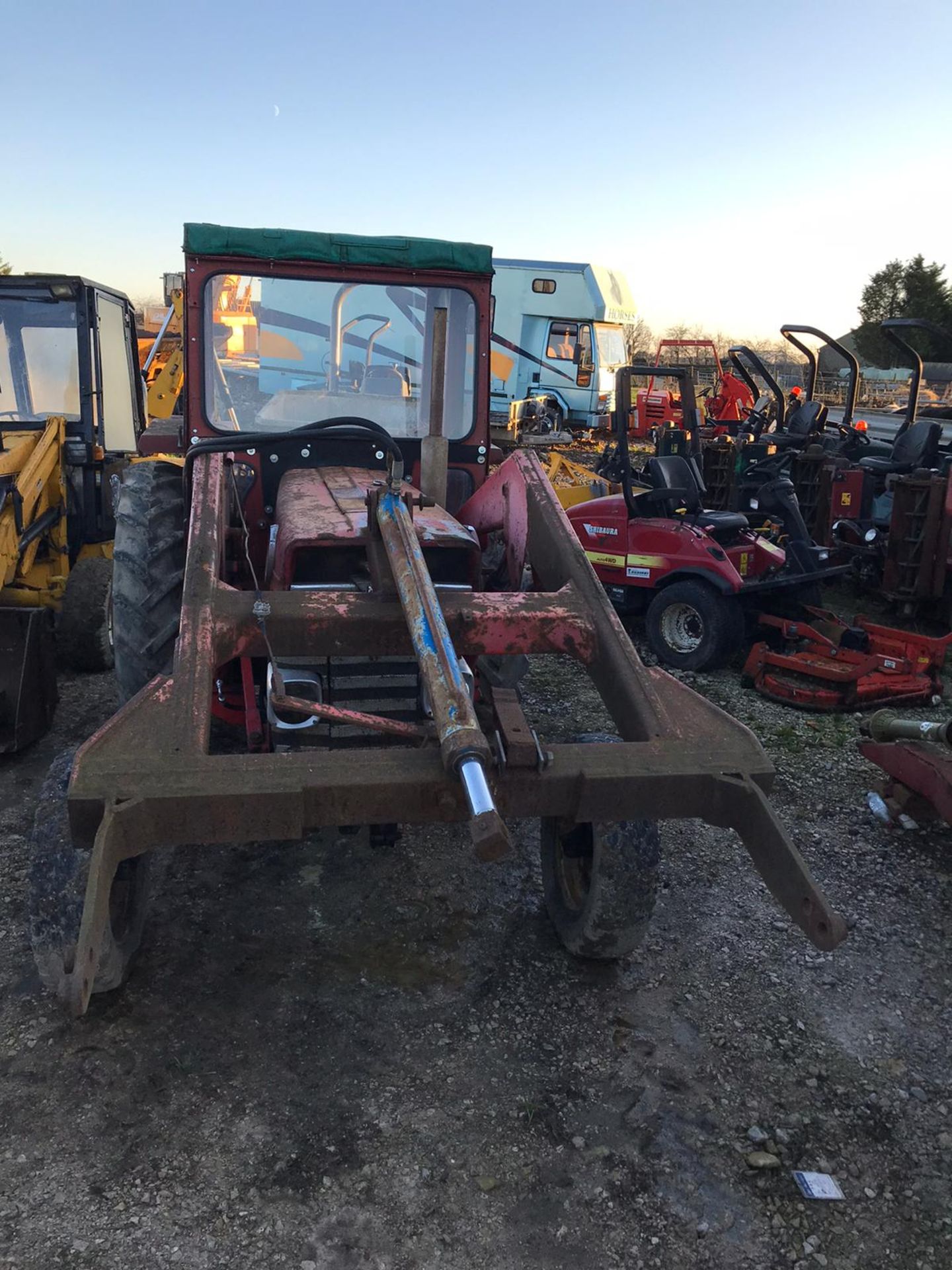 MASSEY FERGUSON 165 TRACTOR, C/W FRONT LOADER ATTACHMENT, RUNS AND WORKS *PLUS VAT* - Image 4 of 6