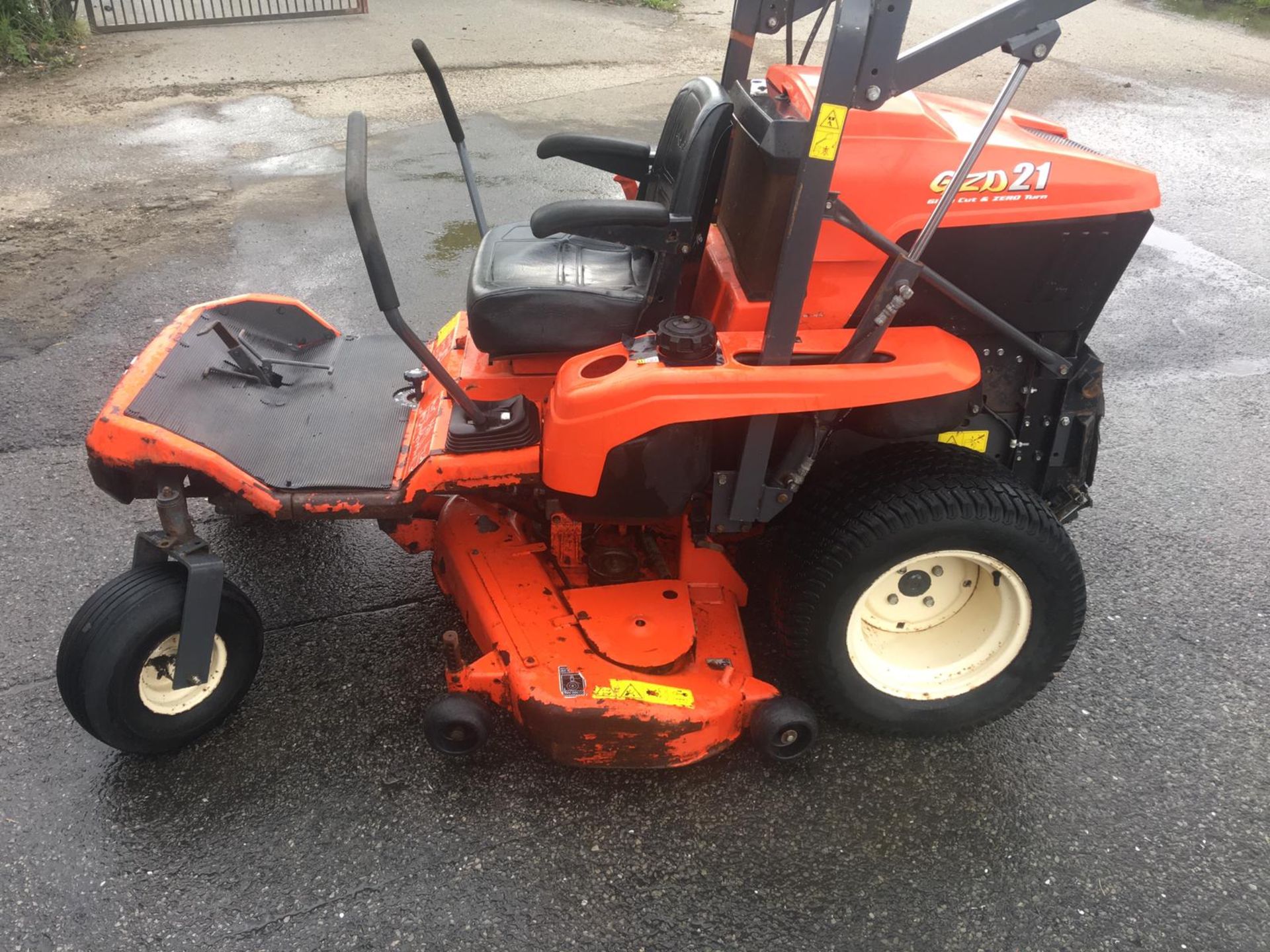 KUBOTA GZD21 GLIDE CUT AND ZERO TURN RIDE ON LAWN MOWER, 451.3 HOURS *NO VAT* - Image 2 of 16