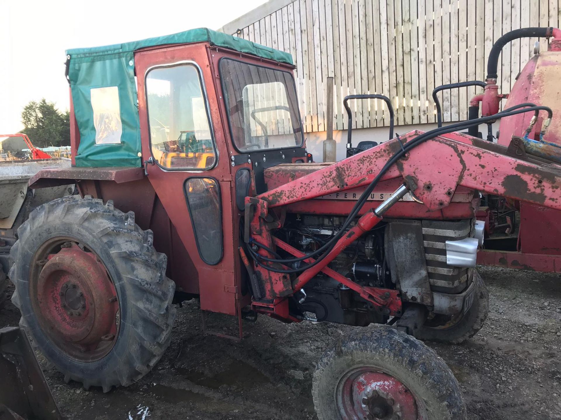 MASSEY FERGUSON 165 TRACTOR, C/W FRONT LOADER ATTACHMENT, RUNS AND WORKS *PLUS VAT* - Image 2 of 6
