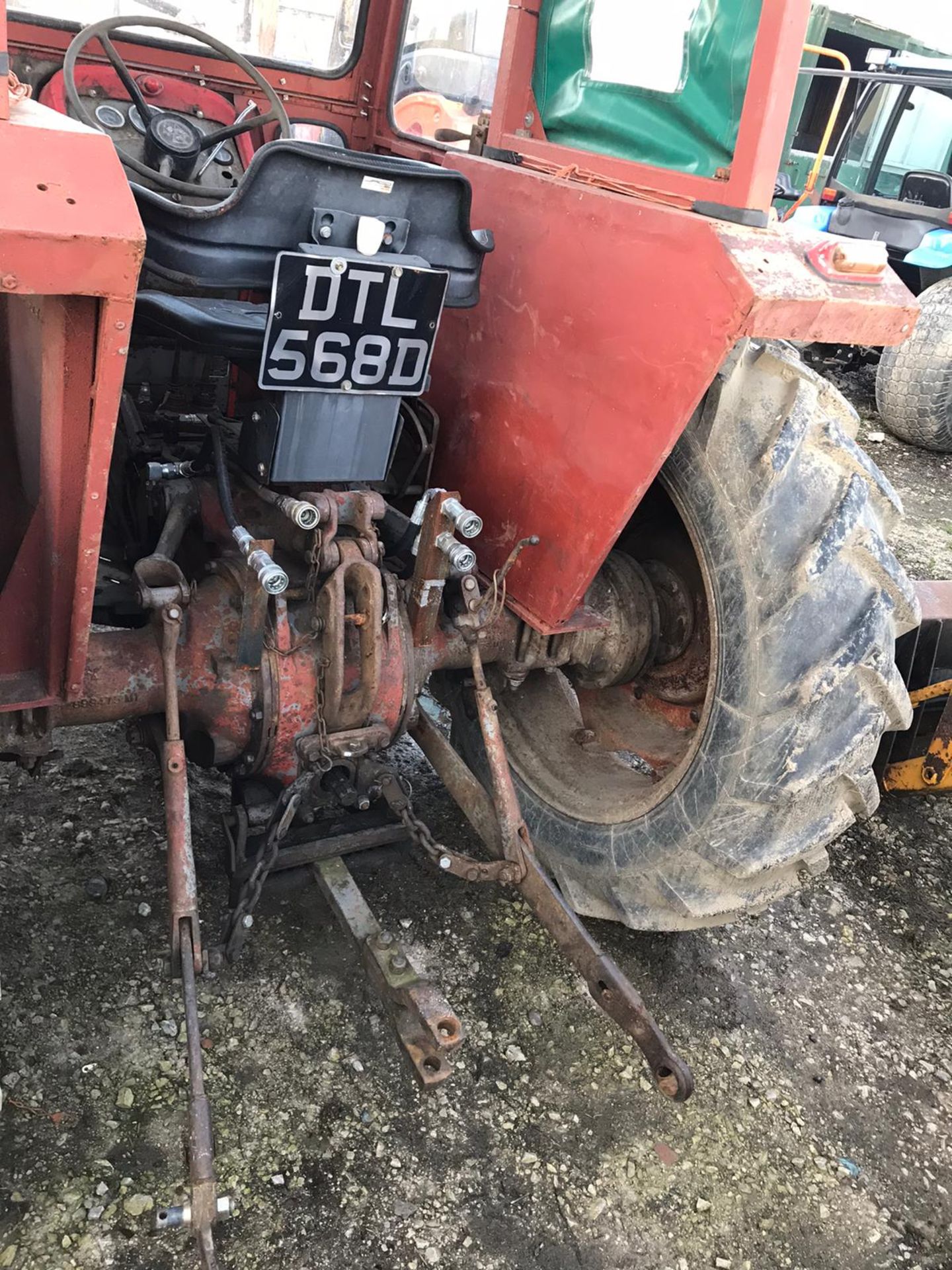 MASSEY FERGUSON 165 TRACTOR, C/W FRONT LOADER ATTACHMENT, RUNS AND WORKS *PLUS VAT* - Image 5 of 6