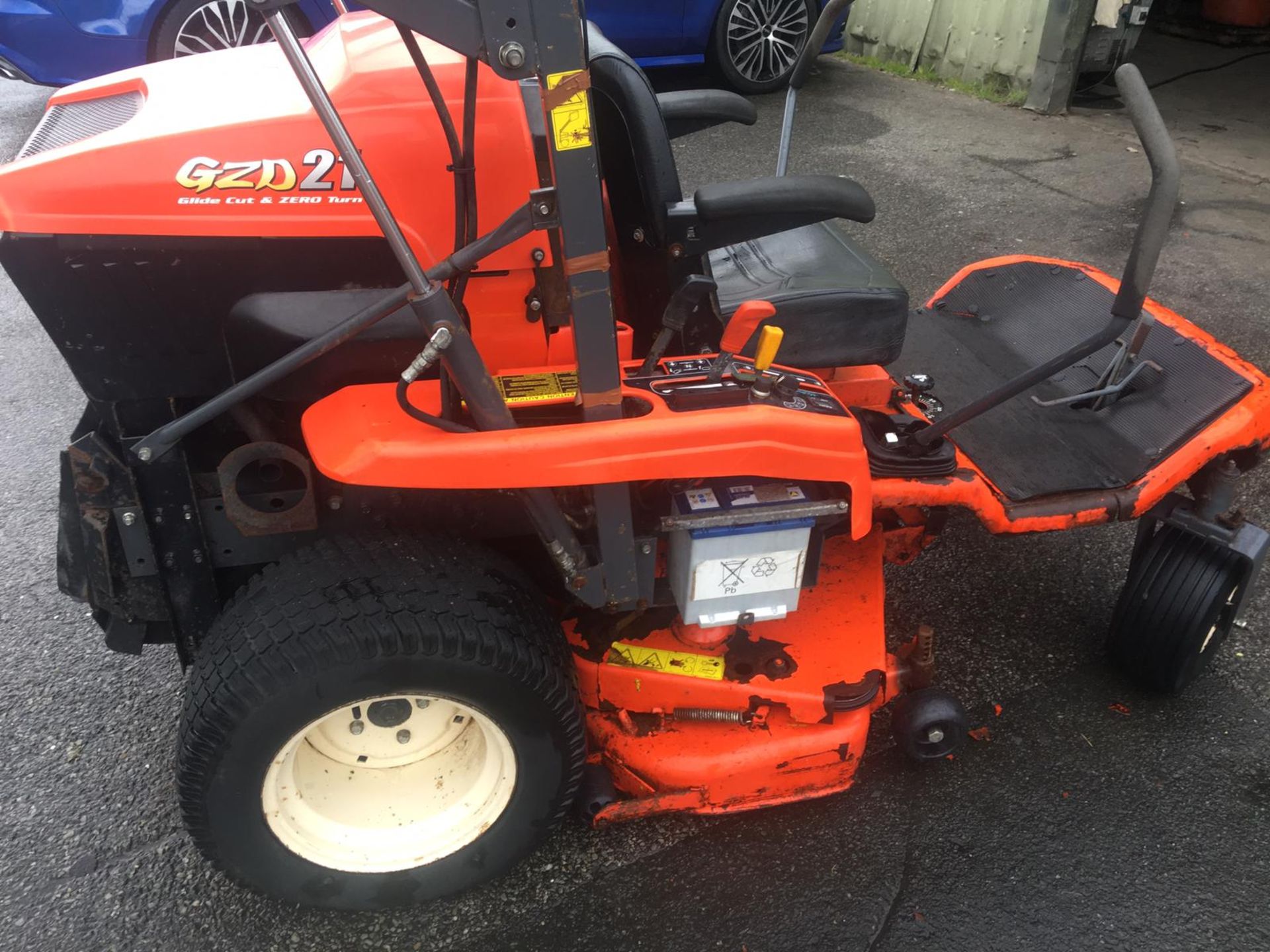 KUBOTA GZD21 GLIDE CUT AND ZERO TURN RIDE ON LAWN MOWER, 451.3 HOURS *NO VAT* - Image 8 of 16