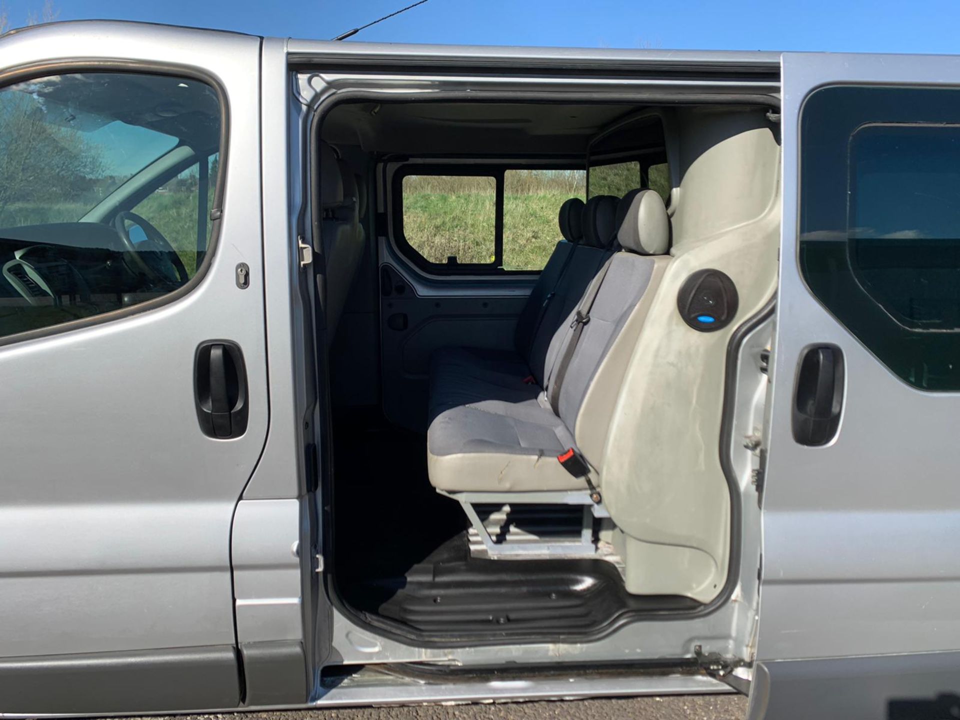 2006 VAUXHALL VIVARO 2900 D/C LWB, SILVER PANEL VAN, DIESEL ENGINE *NO VAT* - Image 7 of 11