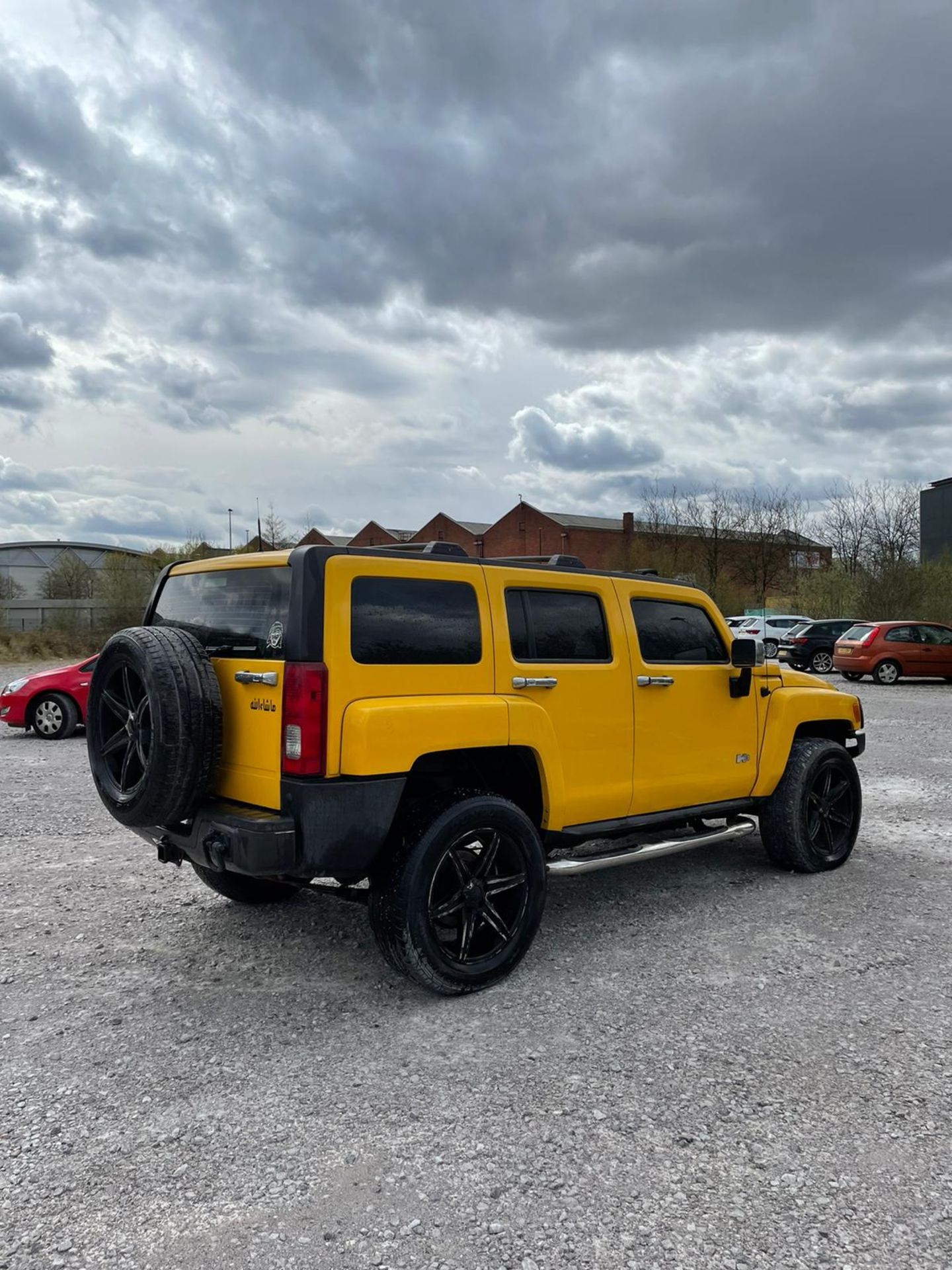 HUMMER H3 90,000 KM YELLOW WITH BLACK, UPGRADED WHEELS AND SUSPENSION, , YEAR 2006 - Image 3 of 10