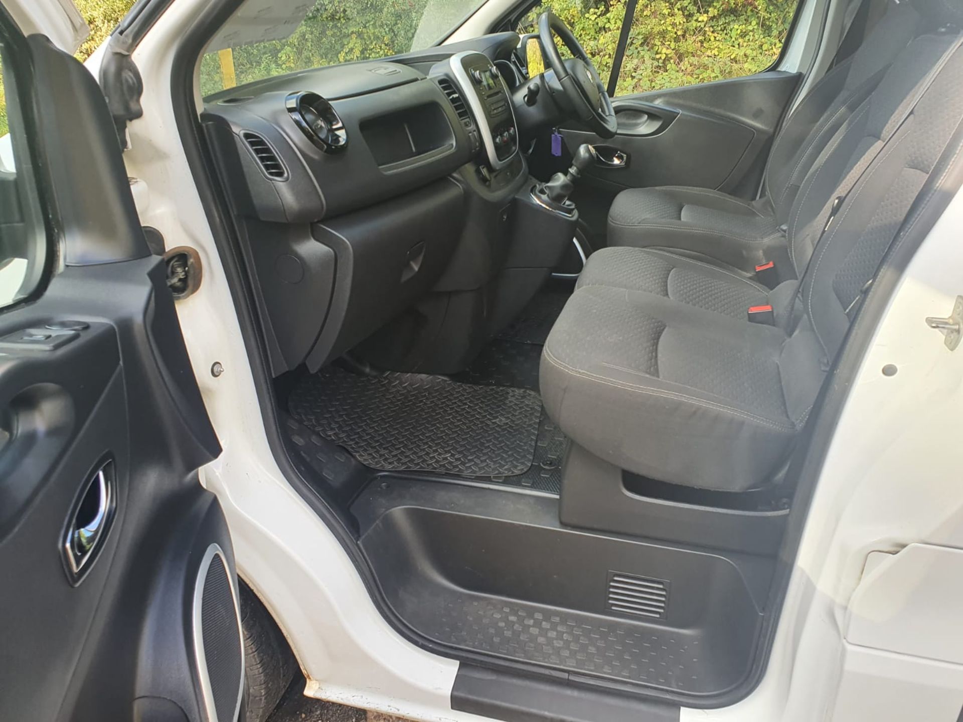 2015/15 REG VAUXHALL VIVARO 2900 SPORTIVE CDTI 1.6, 6 SEAT CREW PANEL VAN, SHOWING 0 FORMER KEEPERS - Image 9 of 18