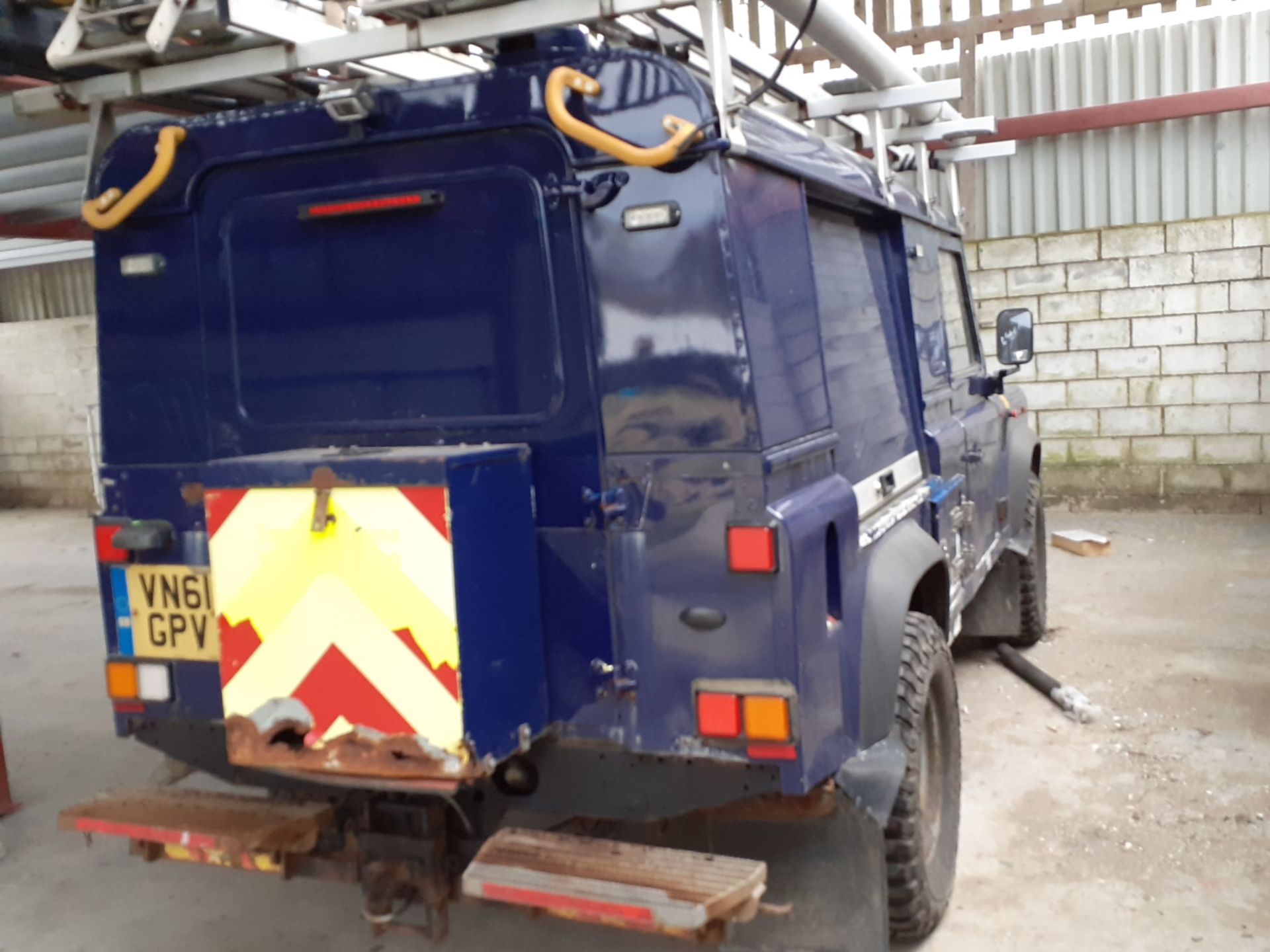 2011/61 REG LAND ROVER DEFENDER 110 HARD TOP TD 2.4 DIESEL 4X4 UTILITY, SHOWING 0 FORMER KEEPERS - Image 6 of 12