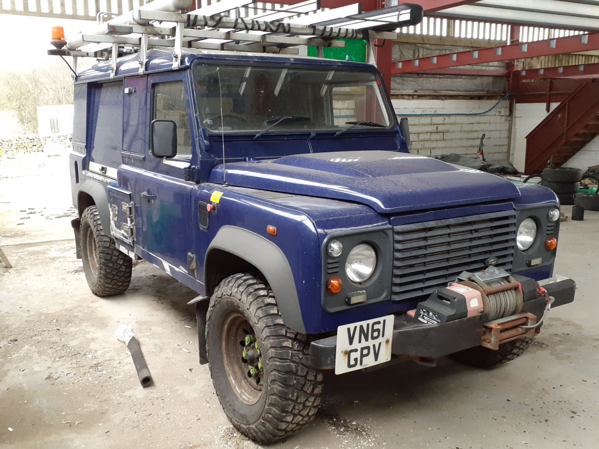 2011/61 REG LAND ROVER DEFENDER 110 HARD TOP TD 2.4 DIESEL 4X4 UTILITY, SHOWING 0 FORMER KEEPERS