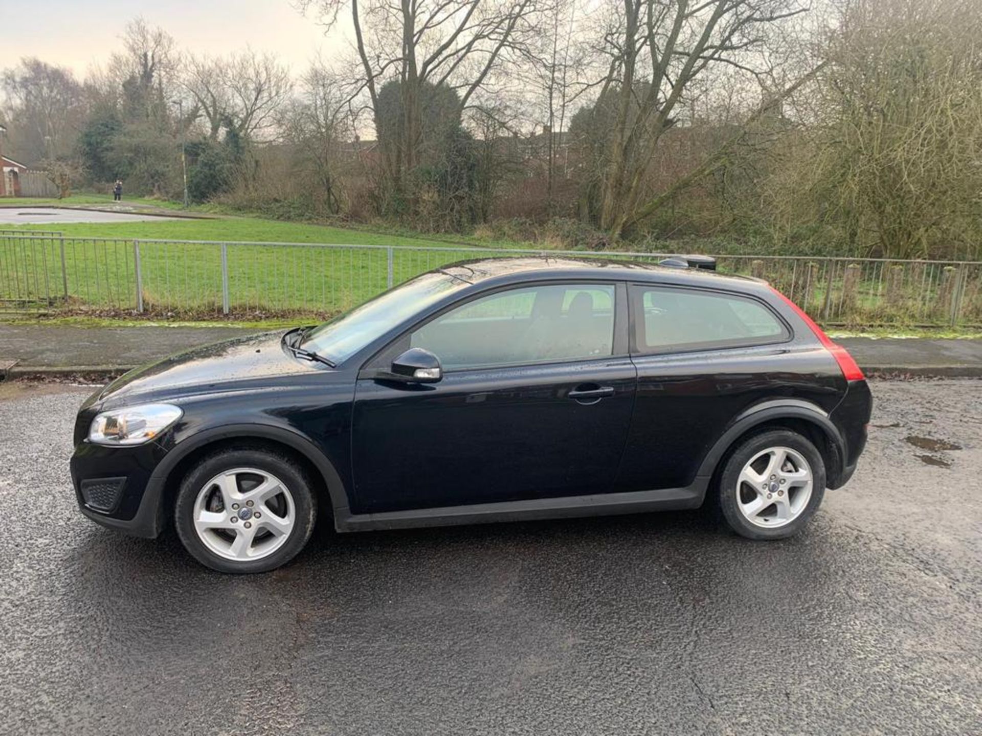 2010/60 REG VOLVO C30 SE 1.6 PETROL BLACK 3 DOOR HATCHBACK, SHOWING 4 FORMER KEEPERS *NO VAT* - Image 5 of 9