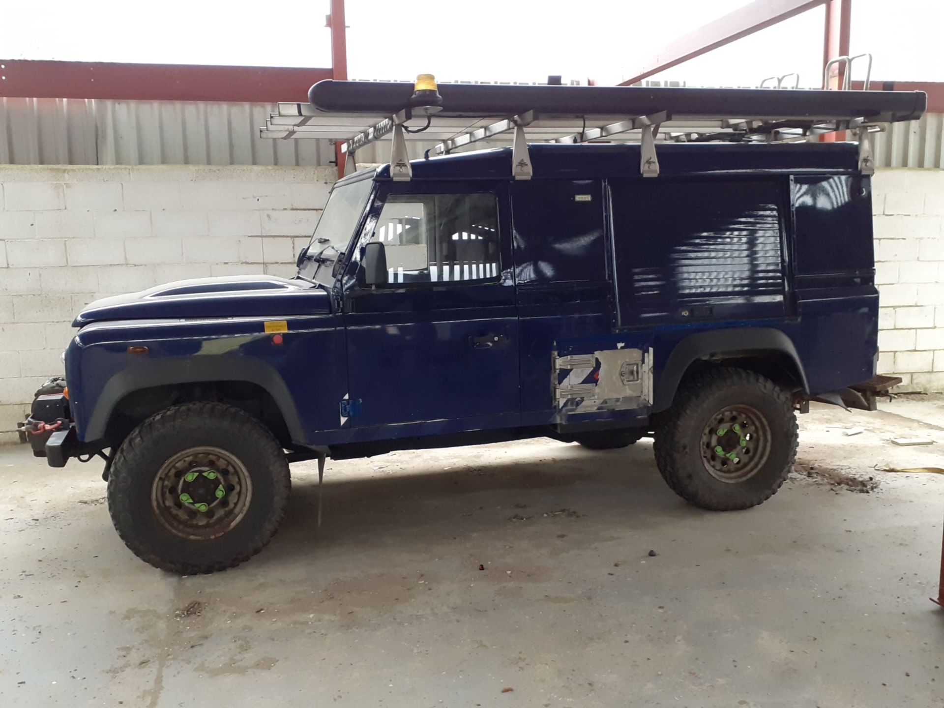 2011/61 REG LAND ROVER DEFENDER 110 HARD TOP TD 2.4 DIESEL 4X4 UTILITY, SHOWING 0 FORMER KEEPERS - Image 3 of 12