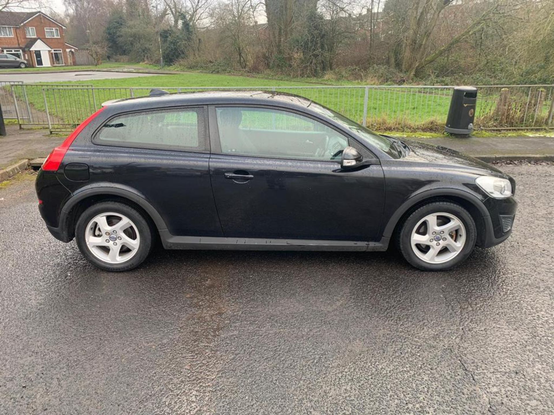 2010/60 REG VOLVO C30 SE 1.6 PETROL BLACK 3 DOOR HATCHBACK, SHOWING 4 FORMER KEEPERS *NO VAT* - Image 8 of 9