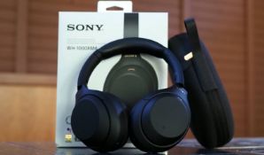 SONY WH-1000XM4 WIRELESS BLUETOOTH NOISE-CANCELLING HEADPHONES - BLACK! AS NEW CONDITION! *NO VAT*