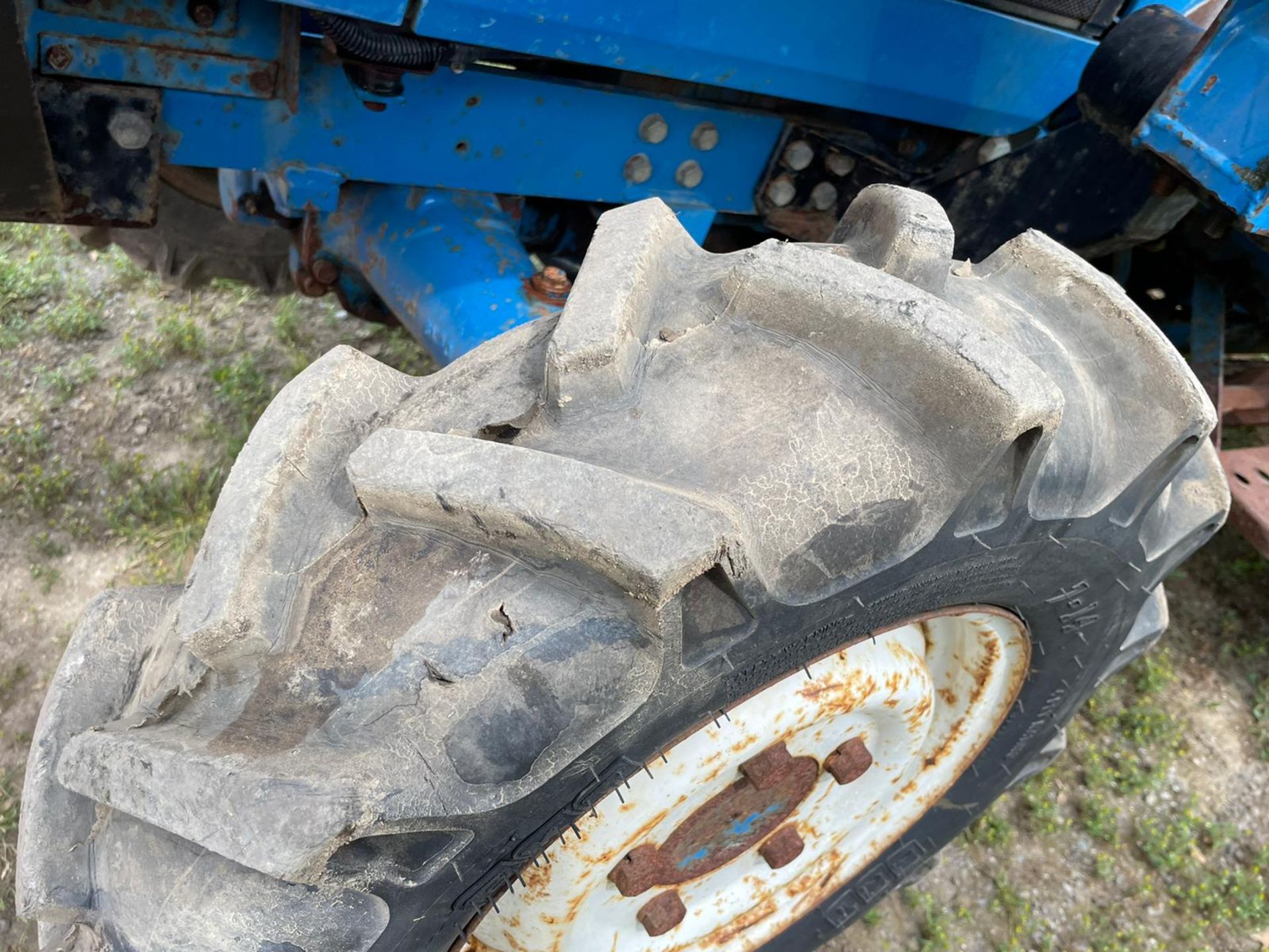 FORD/ NEW HOLLAND 1720 TRACTOR WITH LOADER AND BUCKET, SHOWING A LOW 2956 HOURS *PLUS VAT* - Image 16 of 17