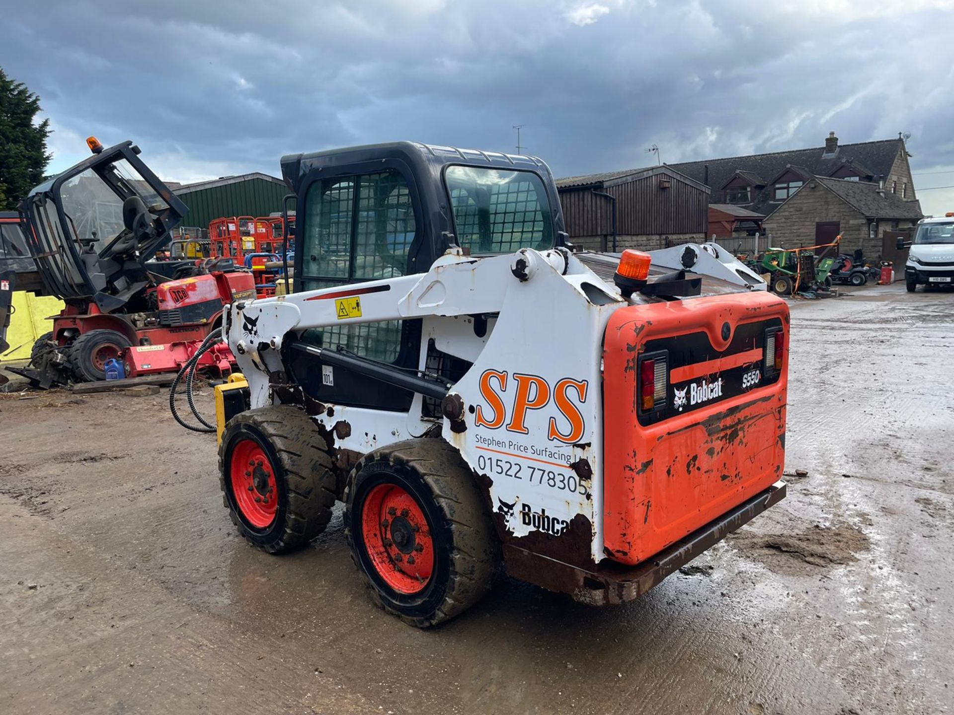 2014 BOBCAT S550 SKIDSTEER WITH UNUSED ROCK BREAKER AND BUCKET, SHOWING A LOW 2277 HOURS *PLUS VAT* - Image 5 of 17