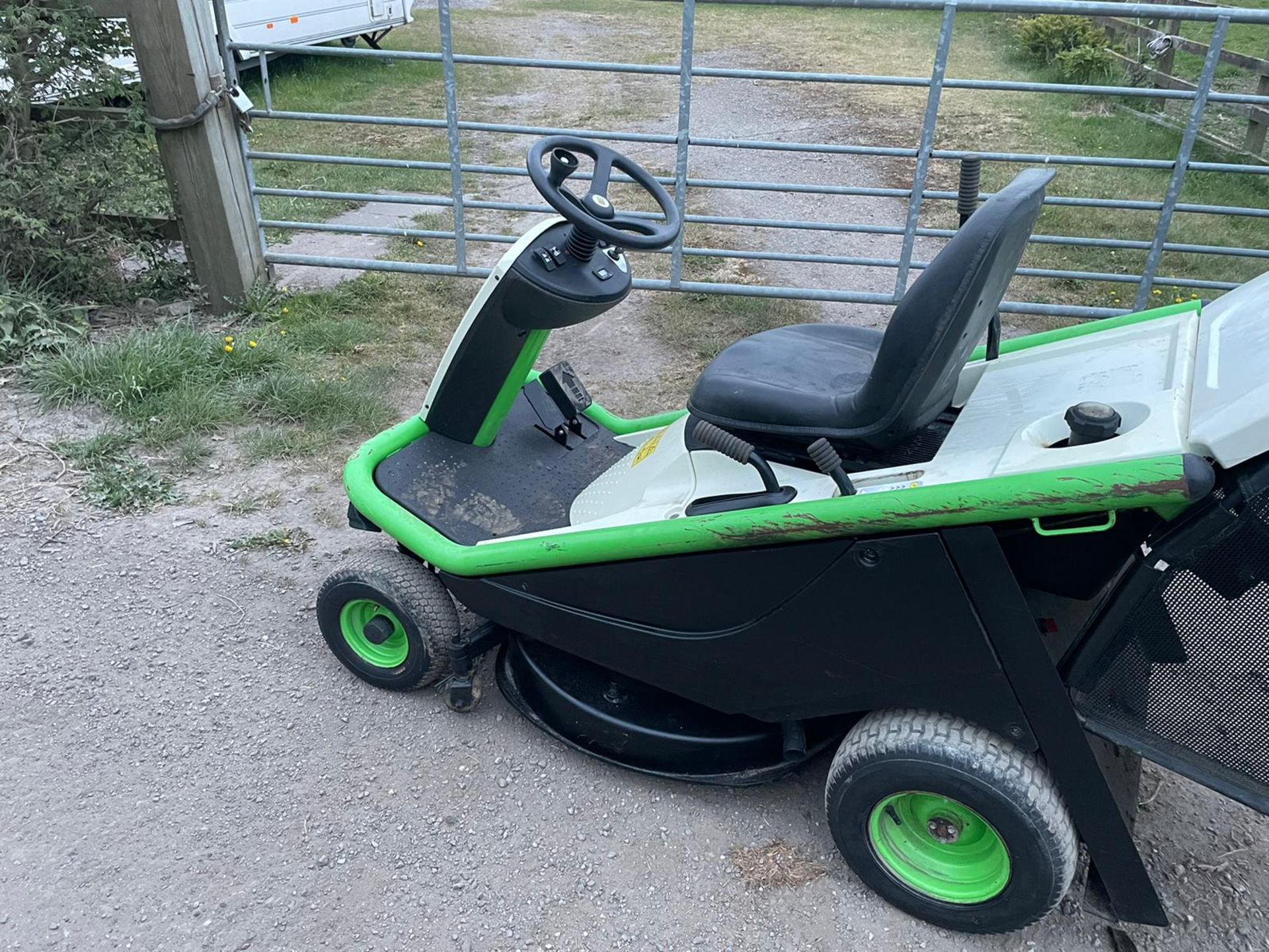 2016 ETESIA HYDRO 80 RIDE ON MOWER, RUNS DRIVES AND CUTS, HYDROSTATIC *PLUS VAT* - Image 3 of 4