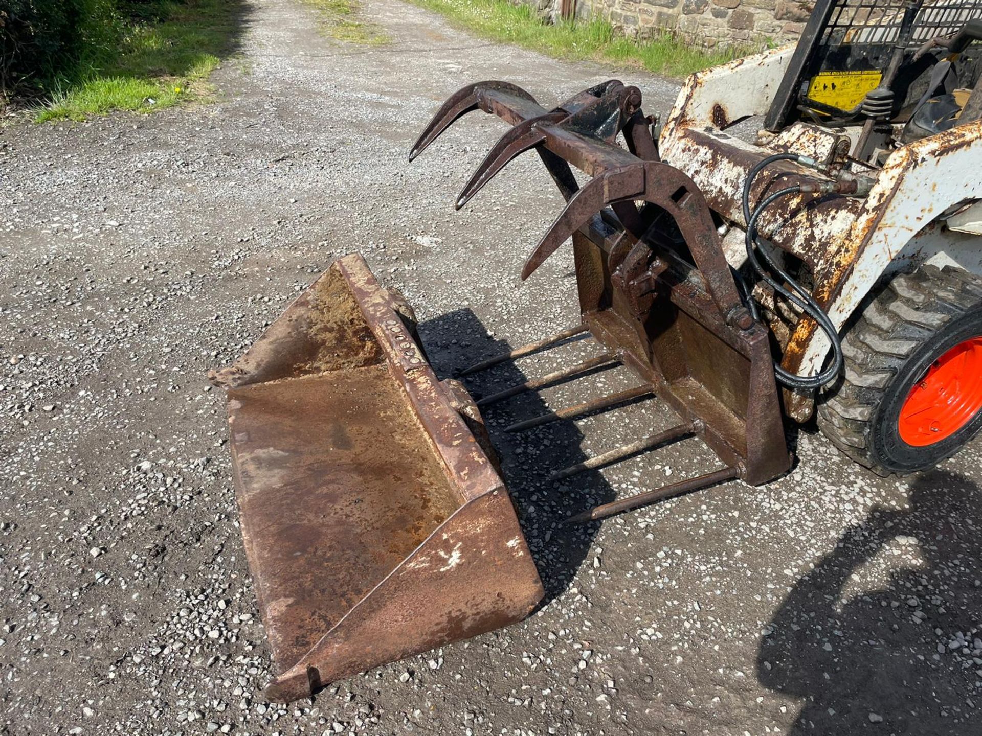 BOBCAT 443 SKIDSTEER WITH BUCKET AND GRAB, RUNS DRIVES AND LIFTS, GOOD SET OF TYRES *PLUS VAT* - Image 7 of 9