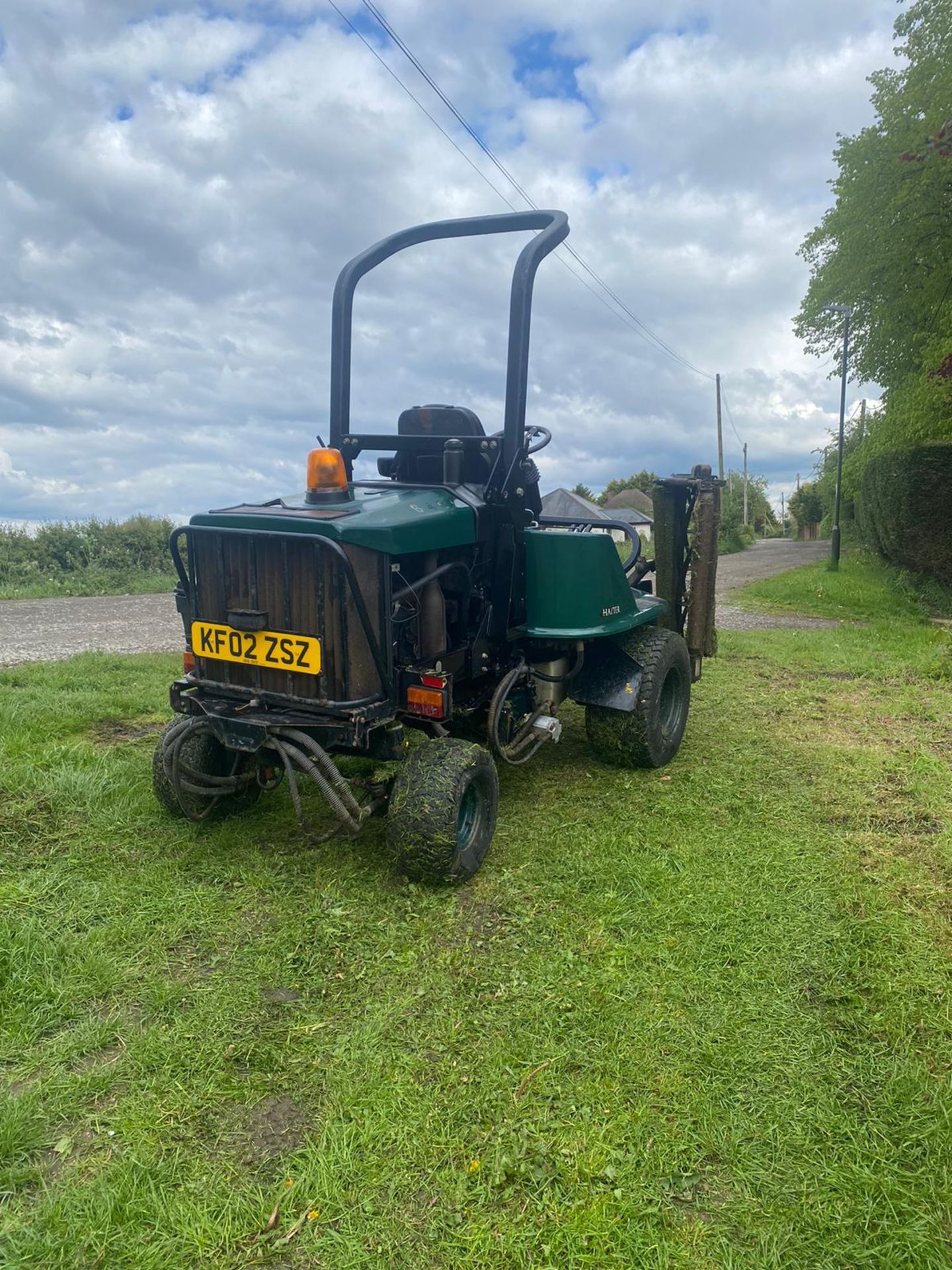 HAYTER LT324 RIDE ON LAWN MOWER, RUNS DRIVES AND CUTS, 4 WHEEL DRIVES, COMES WITH LOGBOOK *NO VAT* - Image 4 of 7