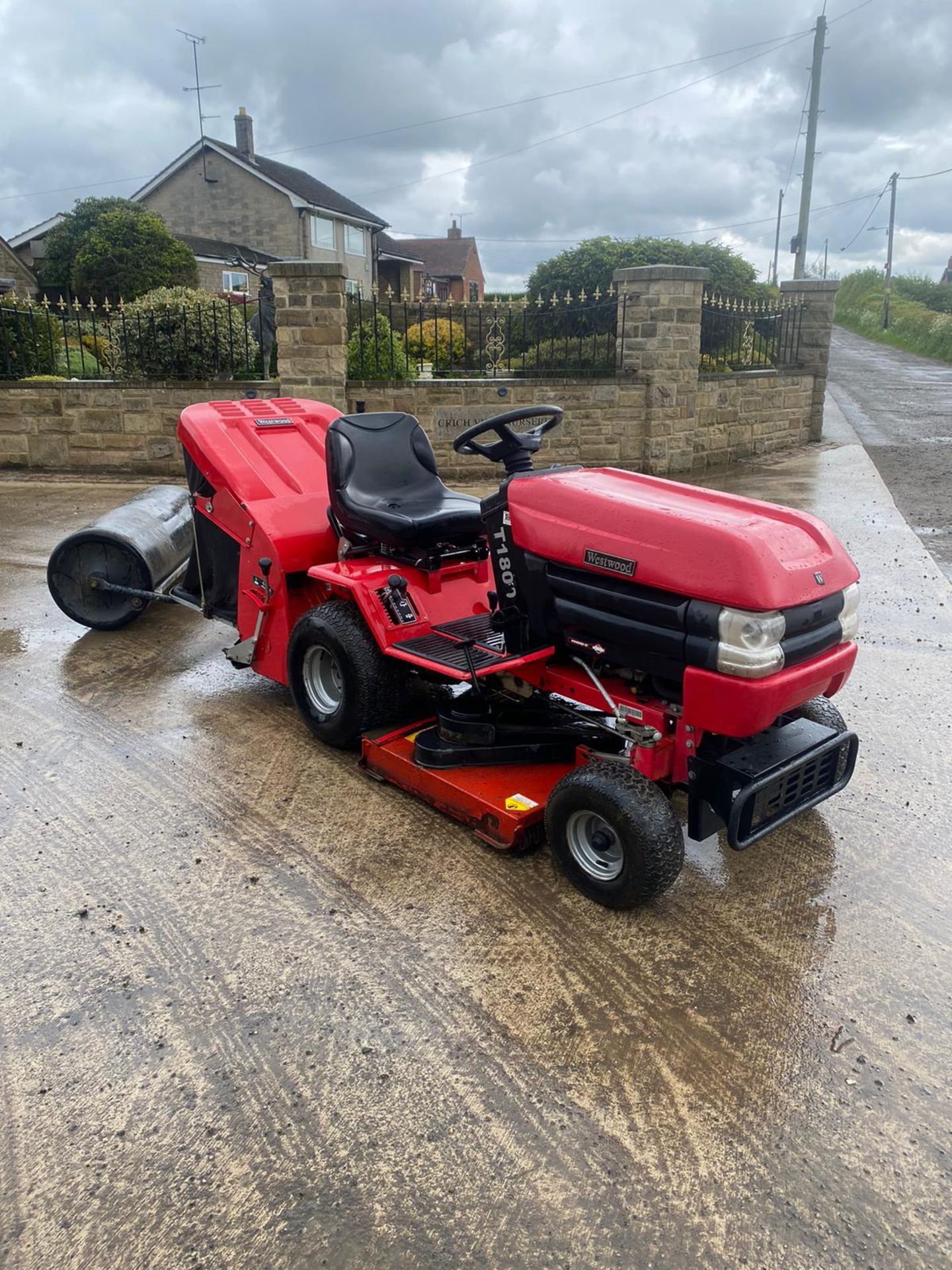 WESTWOOD T1800 RIDE ON MOWER WITH ROLLER, RUNS DRIVES AND CUTS, HYDROSTATIC *NO VAT* - Image 3 of 7