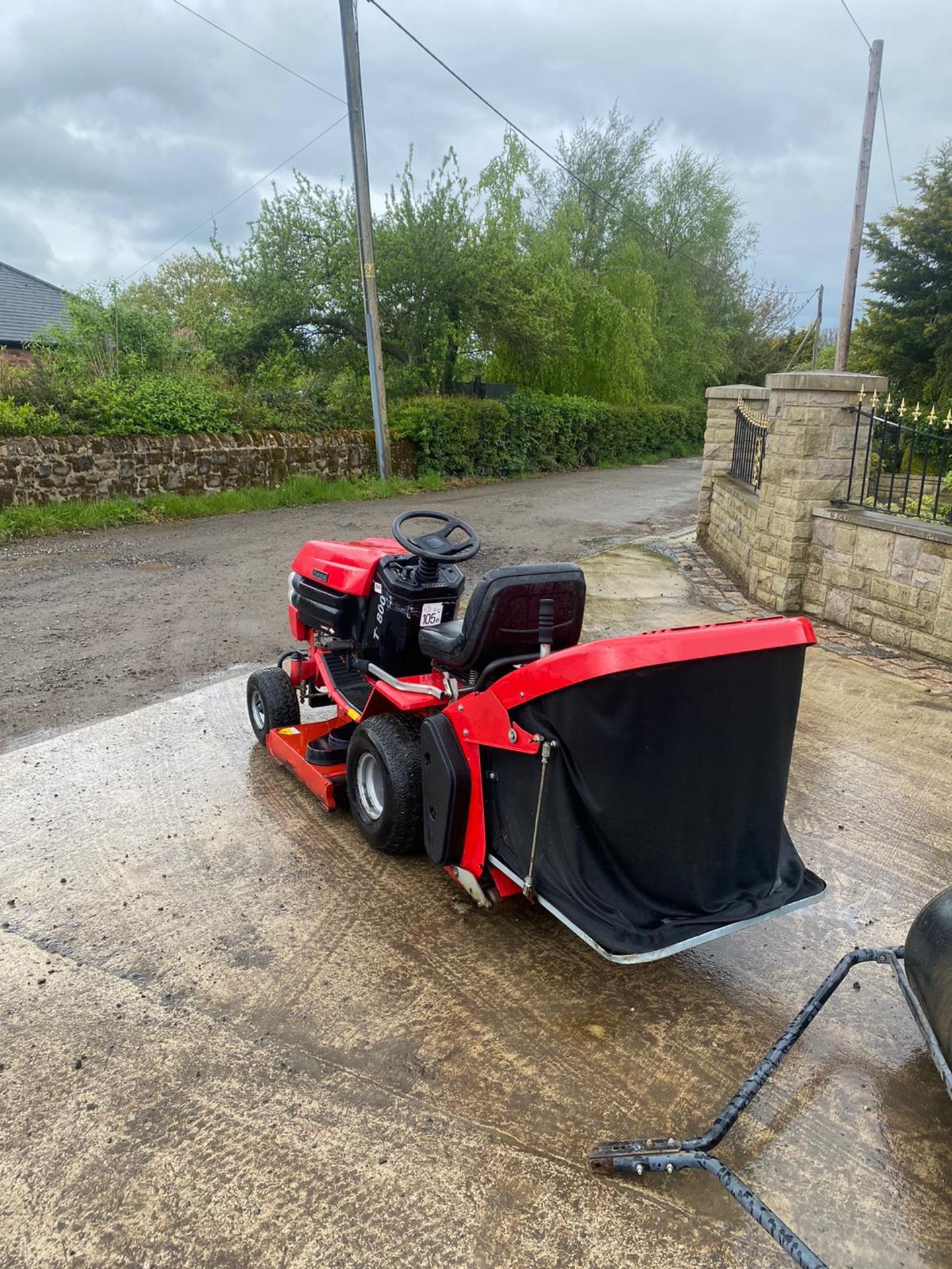 WESTWOOD T1800 RIDE ON MOWER WITH ROLLER, RUNS DRIVES AND CUTS, HYDROSTATIC *NO VAT* - Image 6 of 7