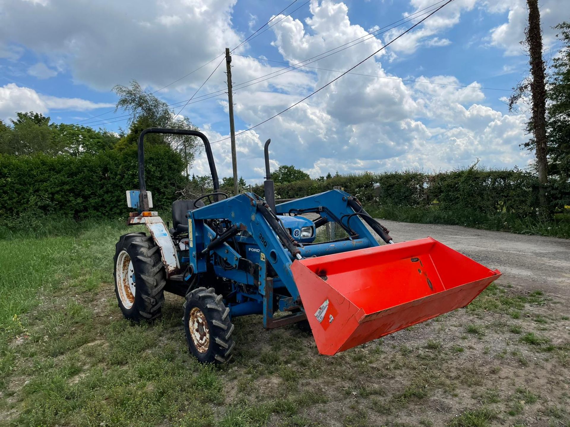 FORD/ NEW HOLLAND 1720 TRACTOR WITH LOADER AND BUCKET, SHOWING A LOW 2956 HOURS *PLUS VAT* - Image 4 of 17