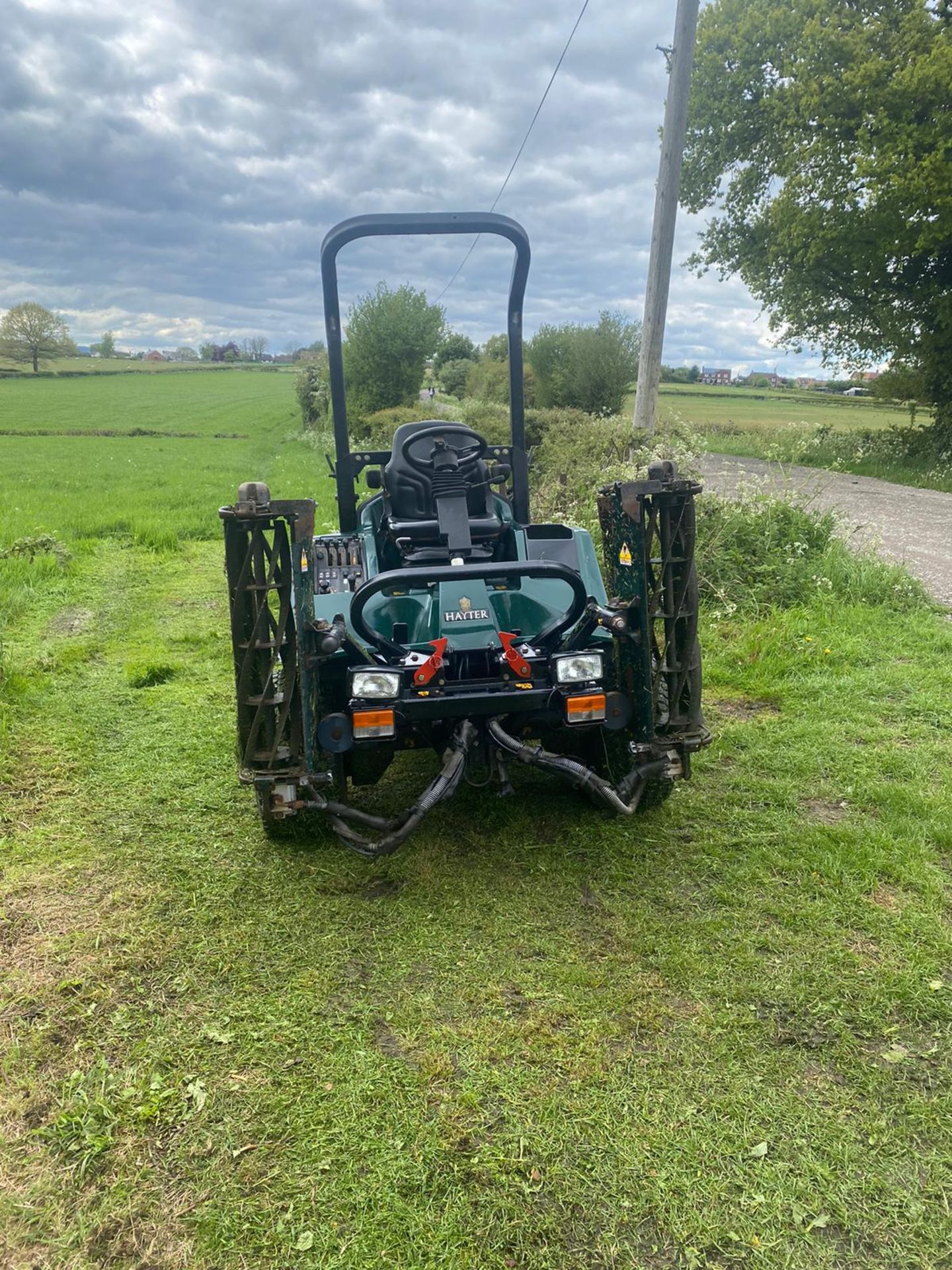 HAYTER LT324 RIDE ON LAWN MOWER, RUNS DRIVES AND CUTS, 4 WHEEL DRIVES, COMES WITH LOGBOOK *NO VAT* - Image 6 of 7