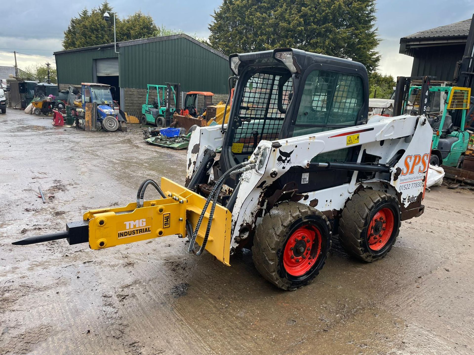 2014 BOBCAT S550 SKIDSTEER WITH UNUSED ROCK BREAKER AND BUCKET, SHOWING A LOW 2277 HOURS *PLUS VAT* - Image 4 of 17