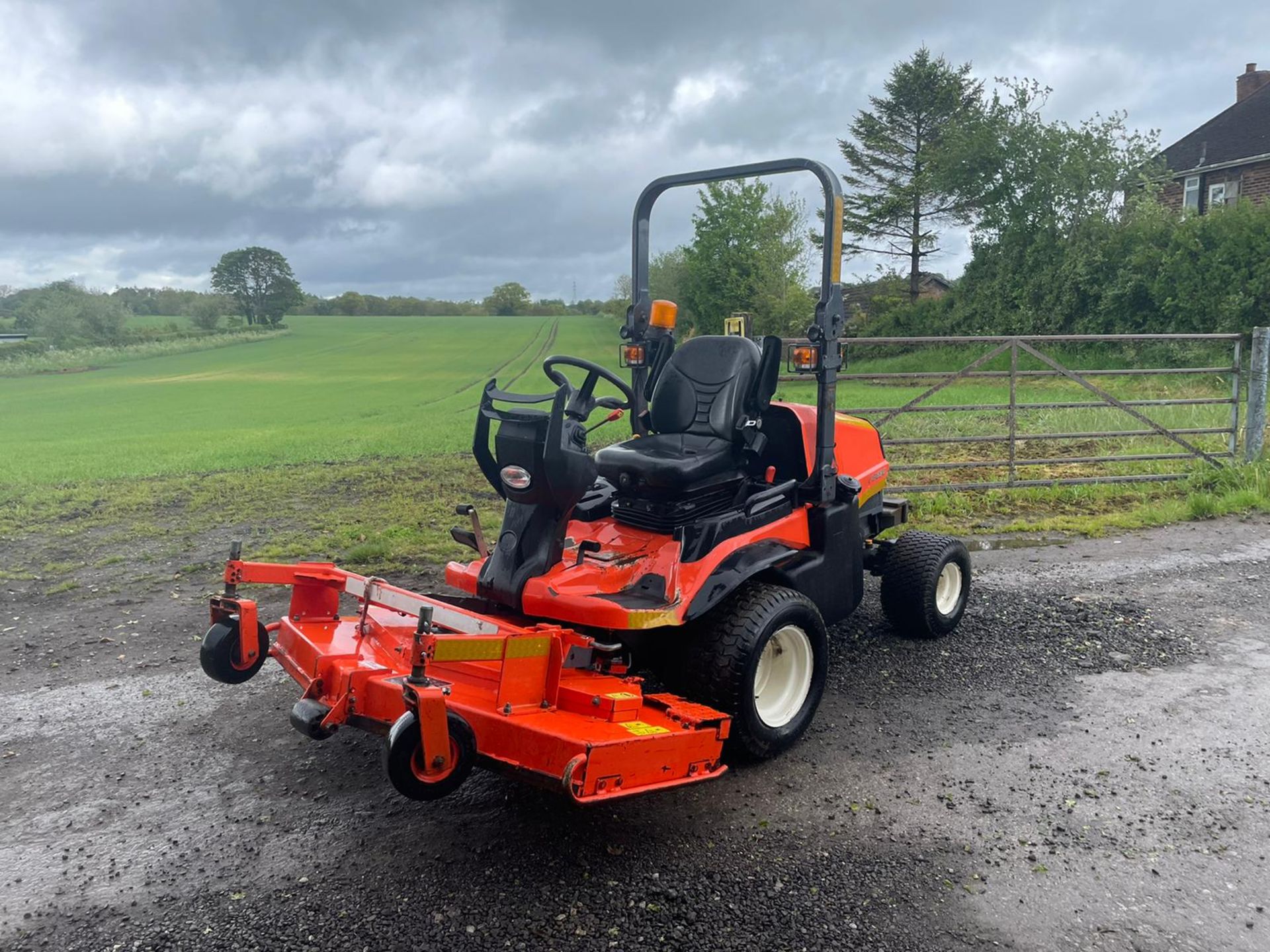 2014 KUBOTA F3890 RIDE ON MOWER, RUNS DRIVES AND CUTS, SHOWING A LOW 1772 HOURS *PLUS VAT* - Image 2 of 7