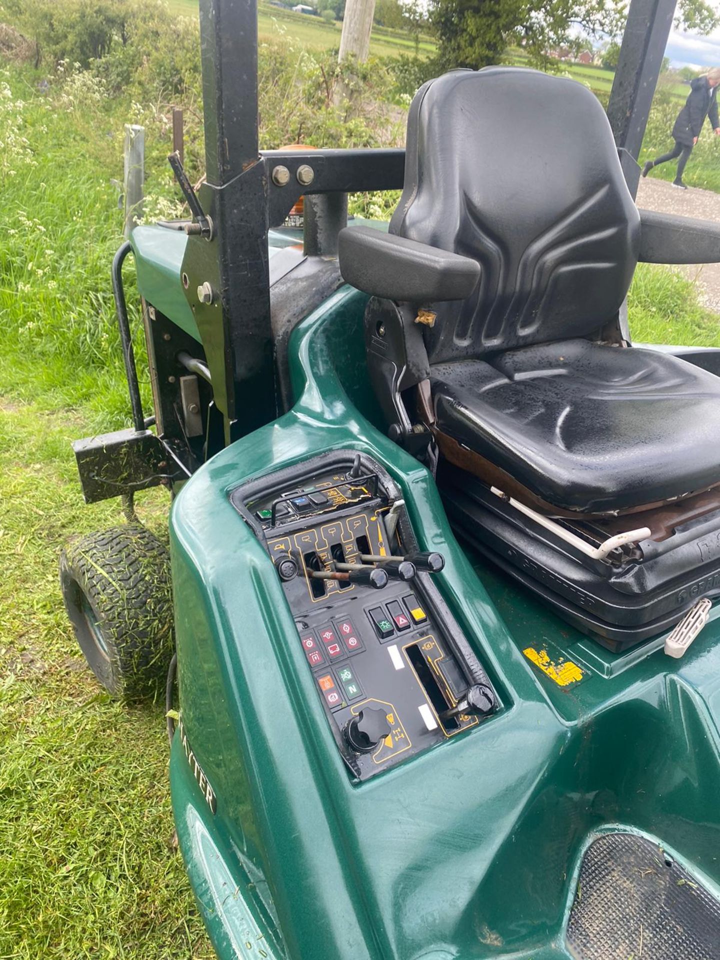 HAYTER LT324 RIDE ON LAWN MOWER, RUNS DRIVES AND CUTS, 4 WHEEL DRIVES, COMES WITH LOGBOOK *NO VAT* - Image 7 of 7