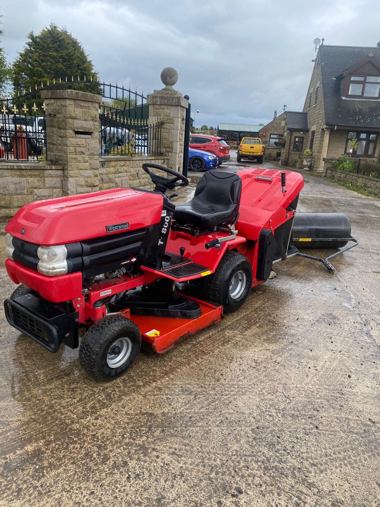WESTWOOD T1800 RIDE ON MOWER WITH ROLLER, RUNS DRIVES AND CUTS, HYDROSTATIC *NO VAT* - Image 2 of 7