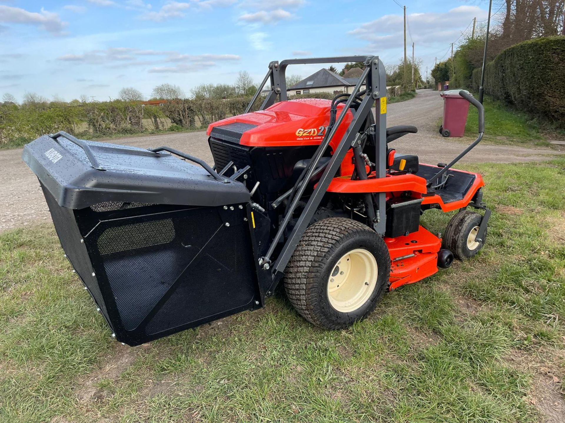 2018 KUBOTA GZD21 ZERO TURN MOWER, RUNS DRIVES AND CUTS, 335 HRS HIGH TIP COLLECTOR *PLUS VAT* - Image 7 of 16