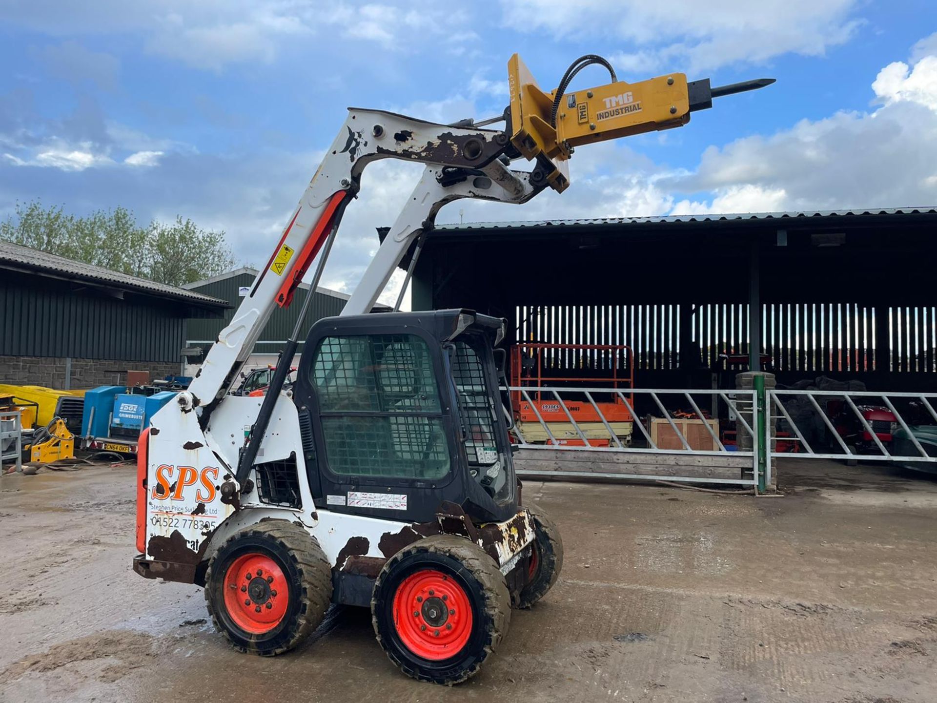 2014 BOBCAT S550 SKIDSTEER WITH UNUSED ROCK BREAKER AND BUCKET, SHOWING A LOW 2277 HOURS *PLUS VAT* - Image 2 of 17