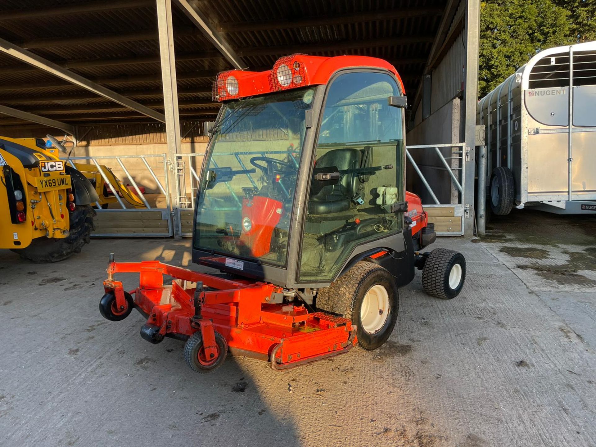 2007 KUBOTA F2880 RIDE ON MOWER, RUNS DRIVES AND CUTS, FULLY GLASS CAB, HYDROSTATIC *PLUS VAT* - Image 2 of 6