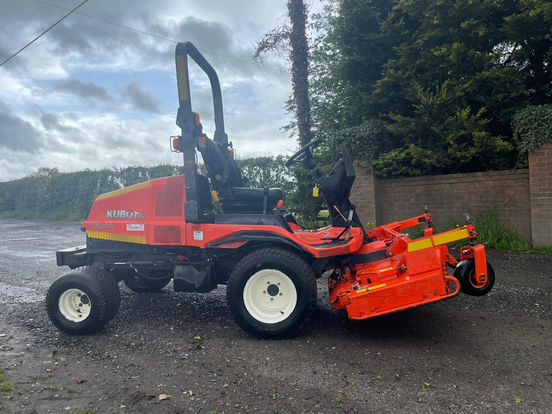 2014 KUBOTA F3890 RIDE ON MOWER, RUNS DRIVES AND CUTS, SHOWING A LOW 1772 HOURS *PLUS VAT* - Image 4 of 7