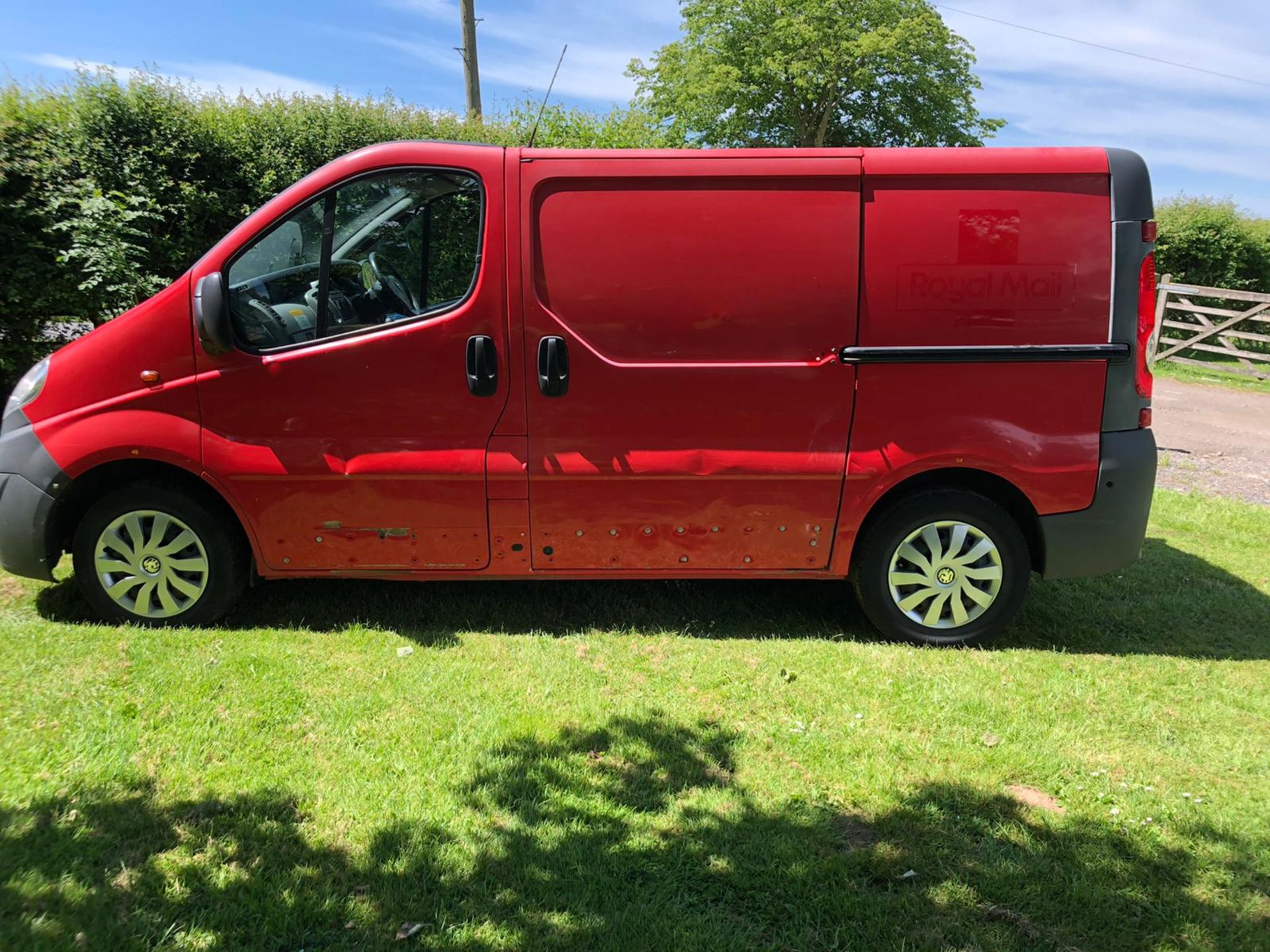 2009 VAUXHALL VIVARO 2700 CDTI SWB RED PANEL VAN, 2.0 DIESEL ENGINE, 89,936 MILES *PLUS VAT* - Image 4 of 11