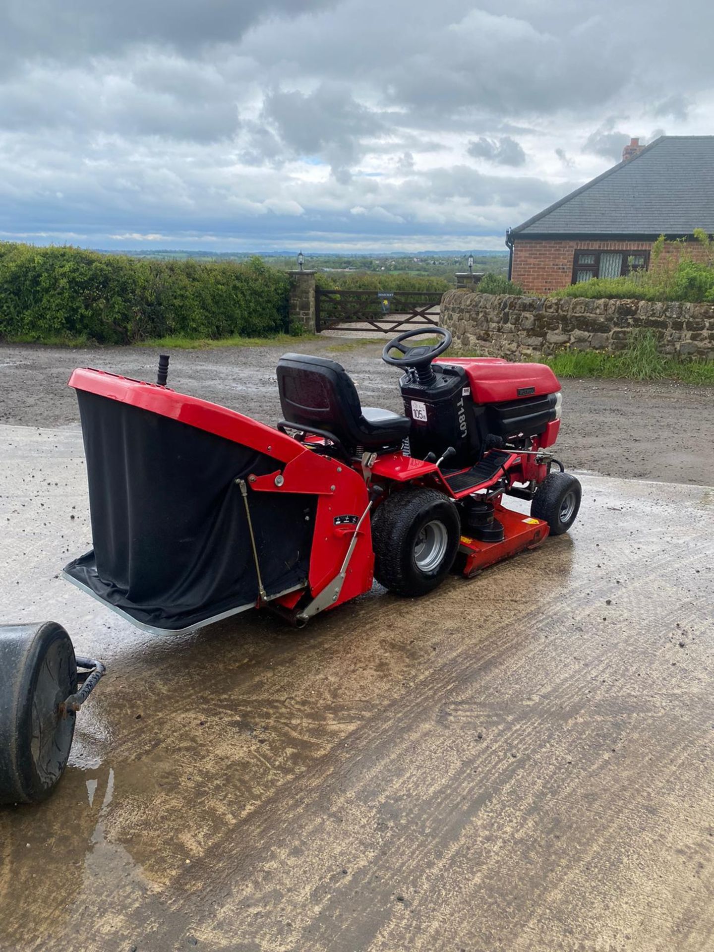 WESTWOOD T1800 RIDE ON MOWER WITH ROLLER, RUNS DRIVES AND CUTS, HYDROSTATIC *NO VAT* - Image 5 of 7