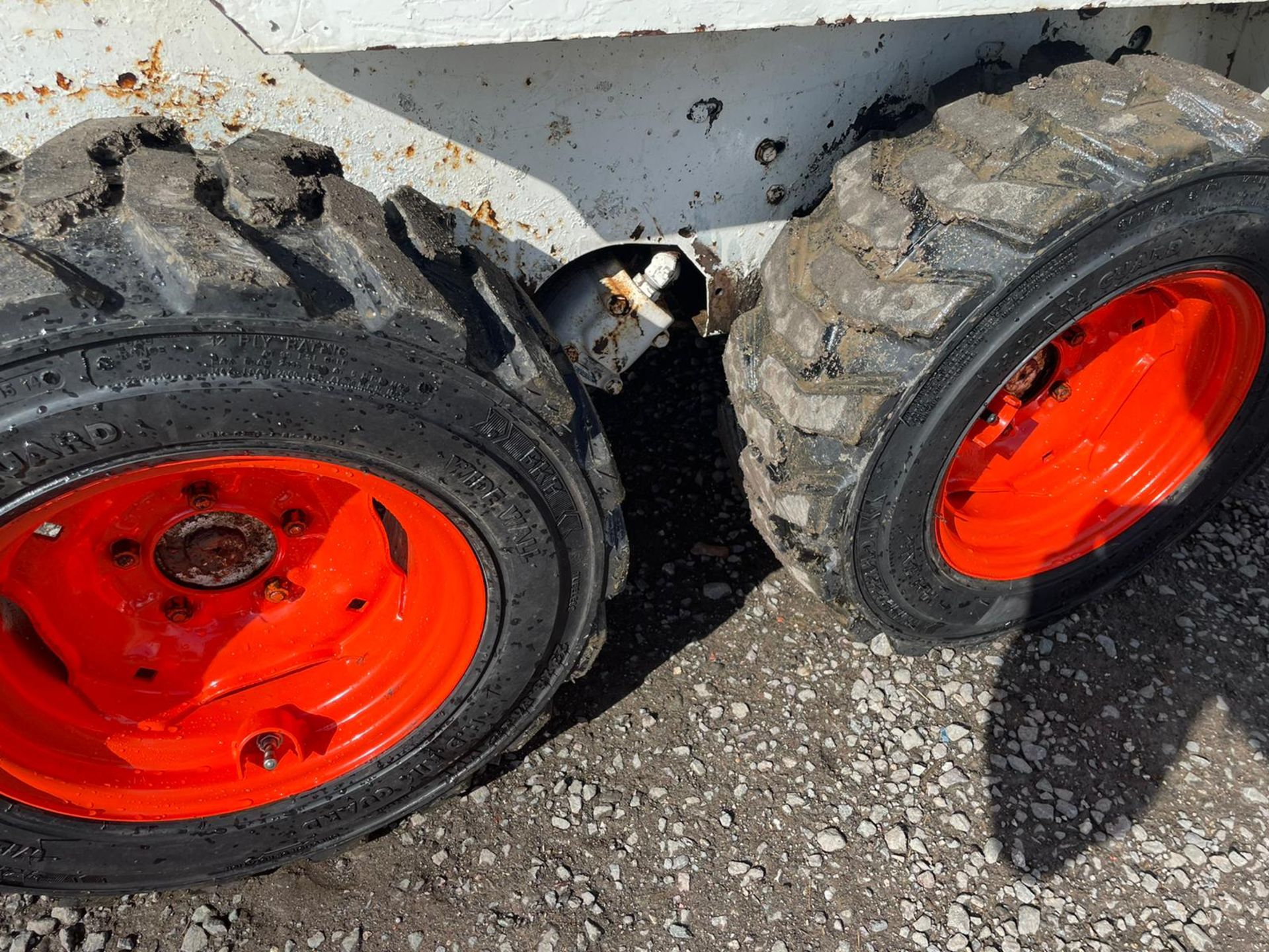 BOBCAT 443 SKIDSTEER WITH BUCKET AND GRAB, RUNS DRIVES AND LIFTS, GOOD SET OF TYRES *PLUS VAT* - Image 9 of 9