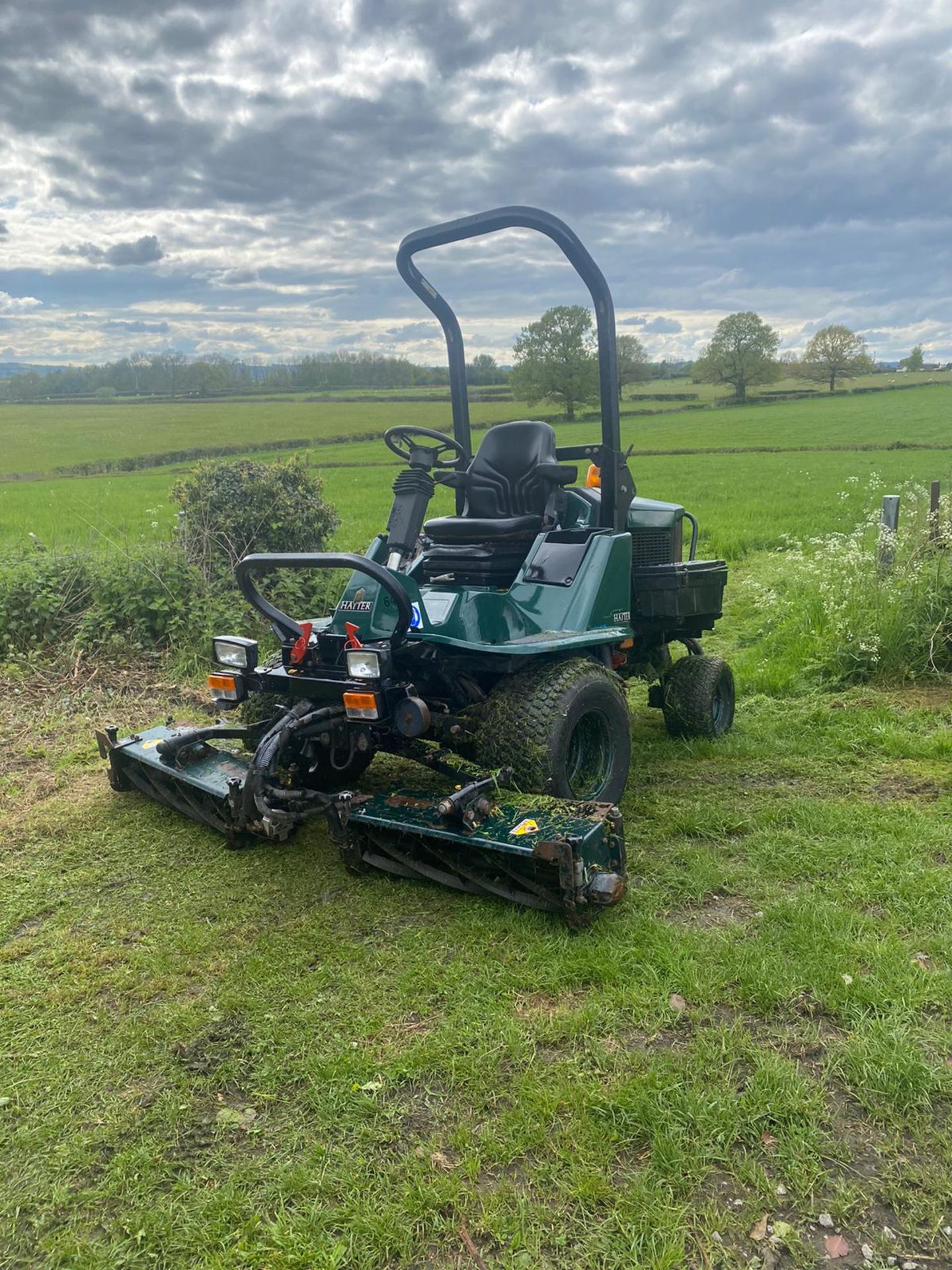 HAYTER LT324 RIDE ON LAWN MOWER, RUNS DRIVES AND CUTS, 4 WHEEL DRIVES, COMES WITH LOGBOOK *NO VAT* - Image 2 of 7