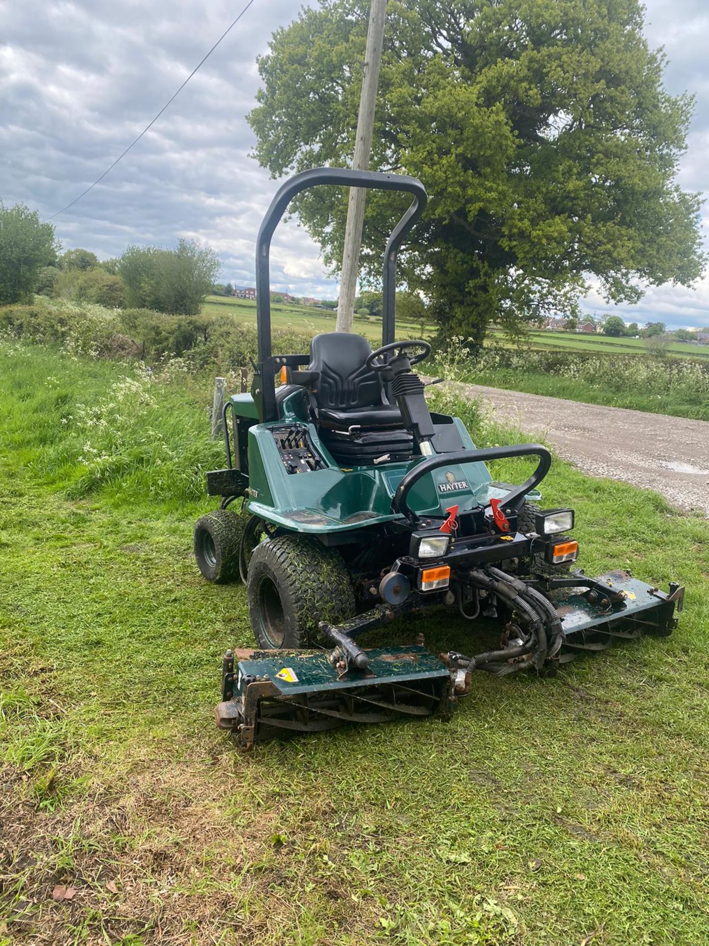 HAYTER LT324 RIDE ON LAWN MOWER, RUNS DRIVES AND CUTS, 4 WHEEL DRIVES, COMES WITH LOGBOOK *NO VAT* - Image 3 of 7