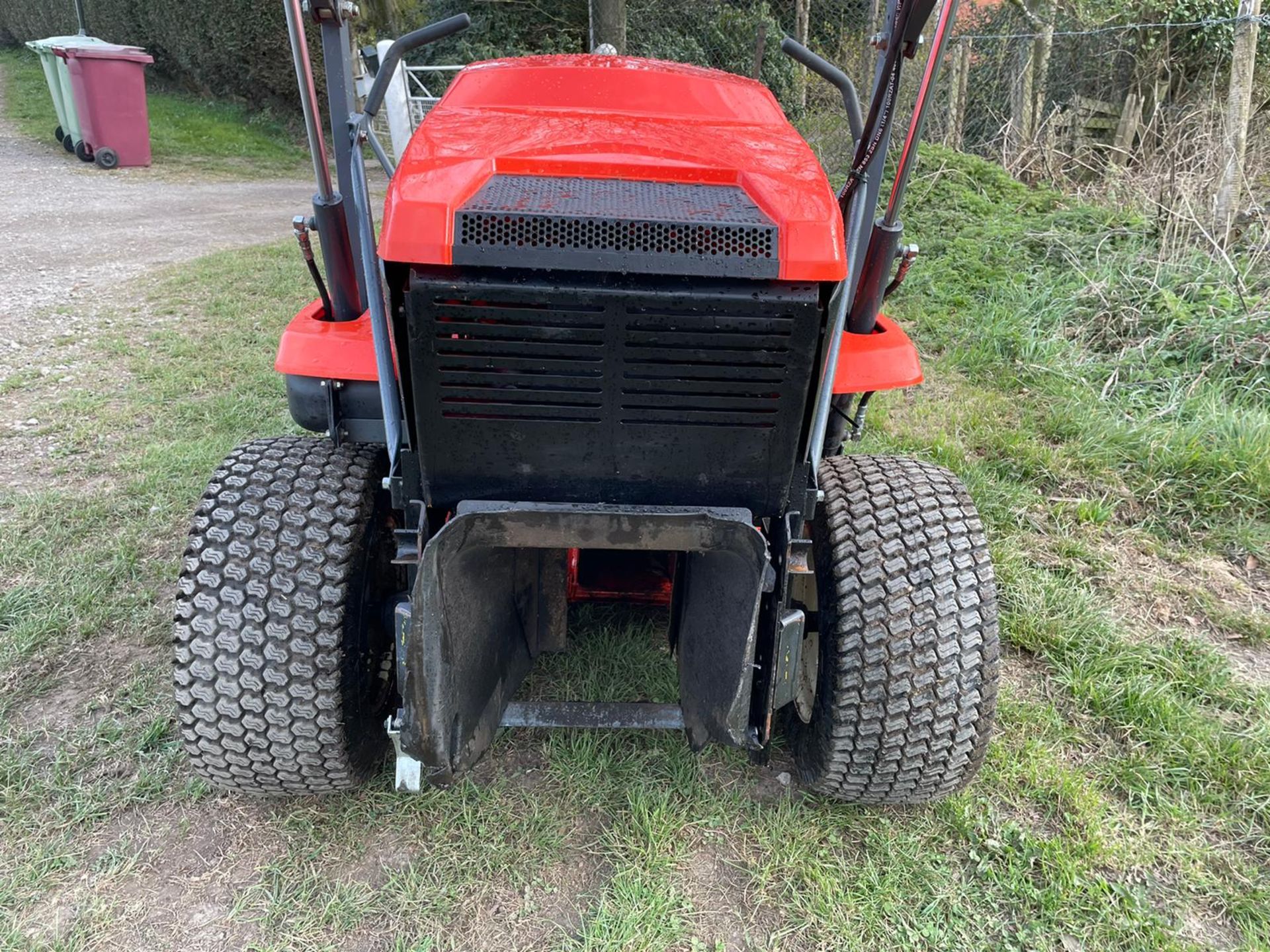 2018 KUBOTA GZD21 ZERO TURN MOWER, RUNS DRIVES AND CUTS, 335 HRS HIGH TIP COLLECTOR *PLUS VAT* - Image 6 of 16