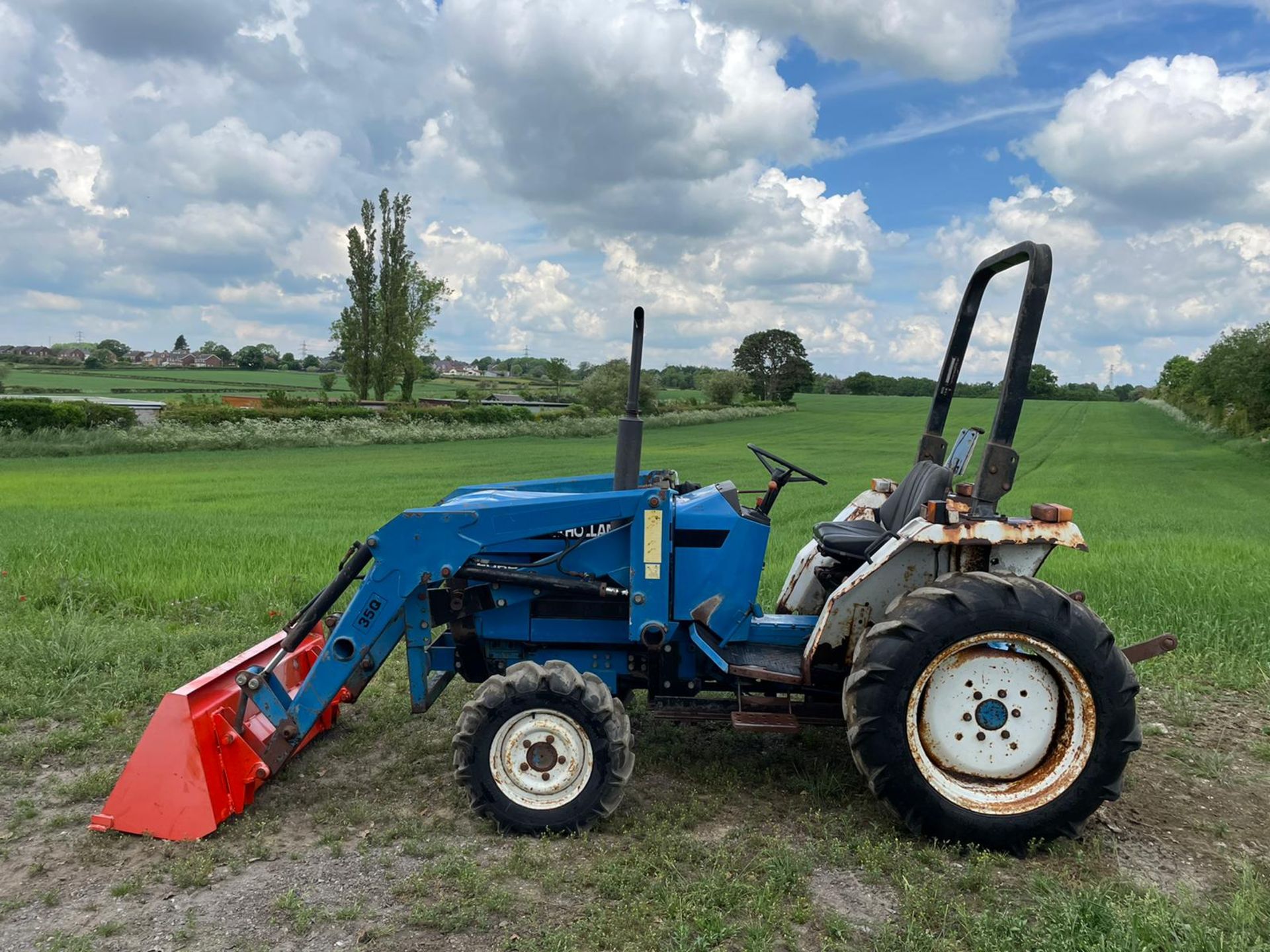 FORD/ NEW HOLLAND 1720 TRACTOR WITH LOADER AND BUCKET, SHOWING A LOW 2956 HOURS *PLUS VAT*