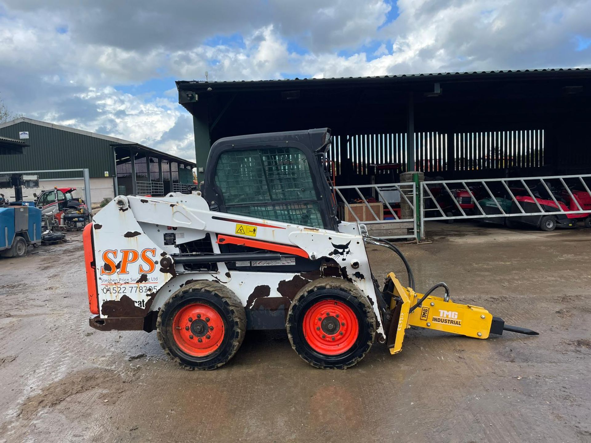 2014 BOBCAT S550 SKIDSTEER WITH UNUSED ROCK BREAKER AND BUCKET, SHOWING A LOW 2277 HOURS *PLUS VAT*