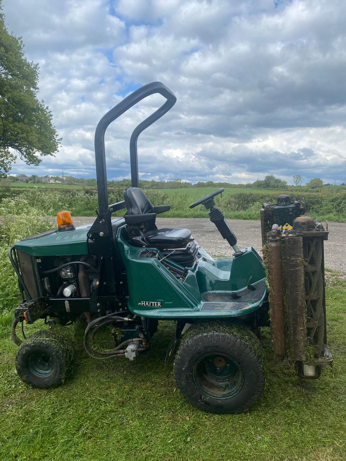 HAYTER LT324 RIDE ON LAWN MOWER, RUNS DRIVES AND CUTS, 4 WHEEL DRIVES, COMES WITH LOGBOOK *NO VAT* - Image 5 of 7