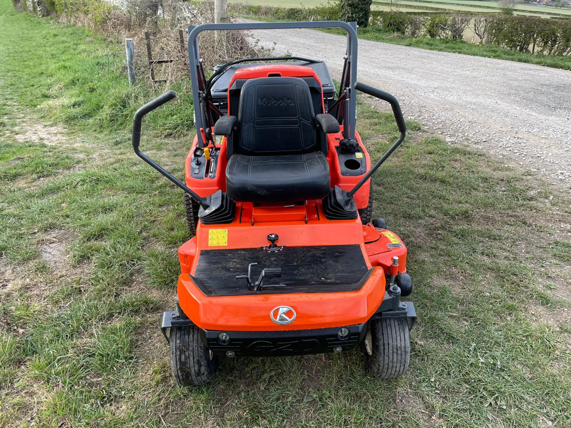 2018 KUBOTA GZD21 ZERO TURN MOWER, RUNS DRIVES AND CUTS, 335 HRS HIGH TIP COLLECTOR *PLUS VAT* - Image 3 of 16