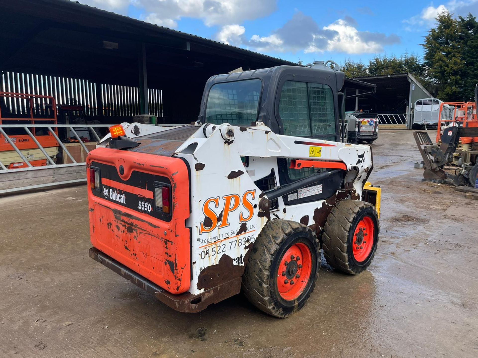 2014 BOBCAT S550 SKIDSTEER WITH UNUSED ROCK BREAKER AND BUCKET, SHOWING A LOW 2277 HOURS *PLUS VAT* - Image 6 of 17