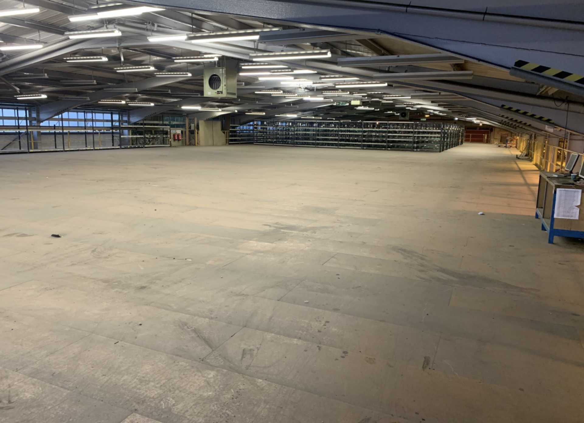 £500,000 MEZZANINE FLOOR 80m x 28m 3 stairs and loading bay inc - Image 9 of 21