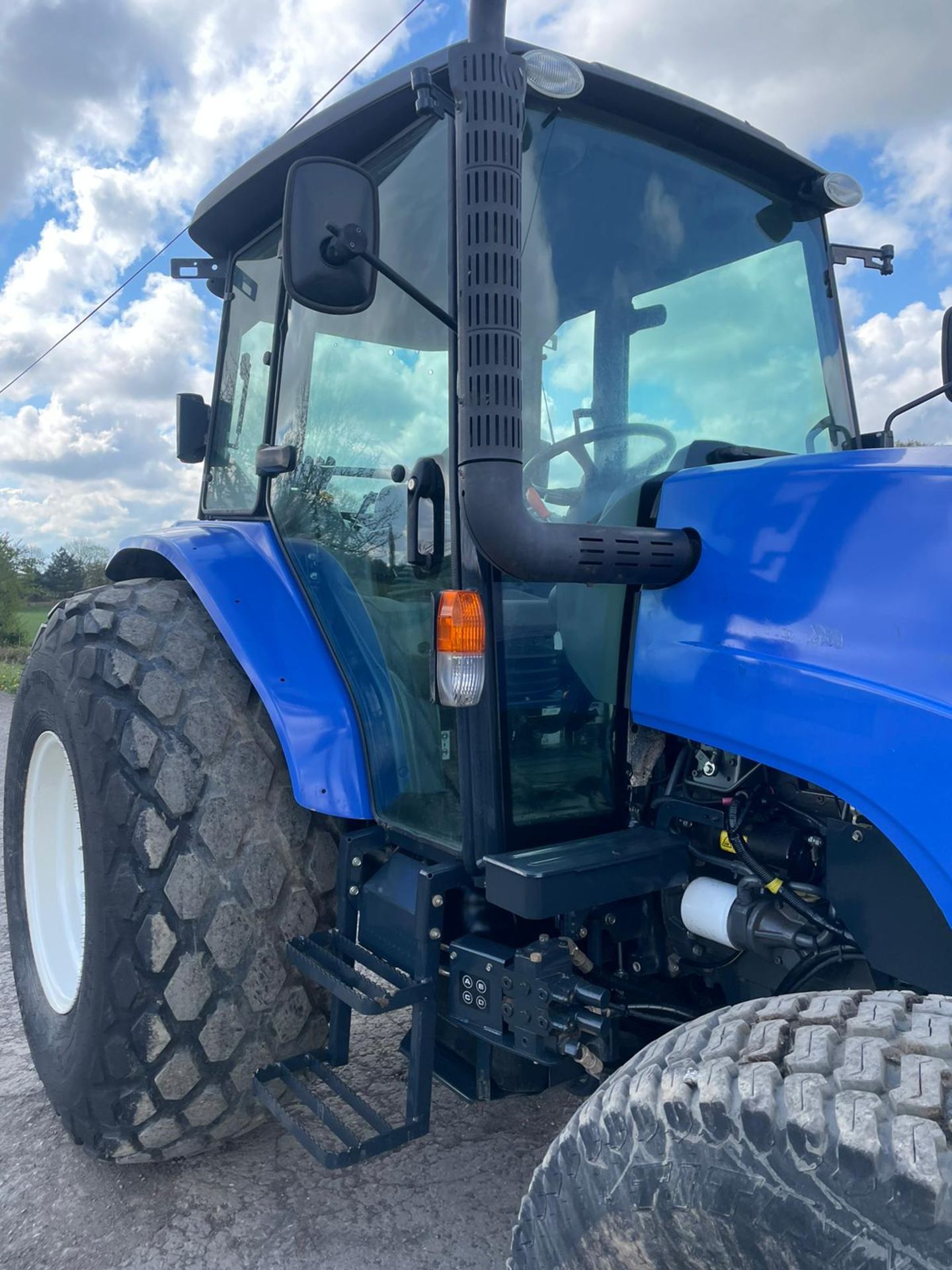 2014 ISEKI TJA8080 4 WHEEL DRIVE TRACTOR, 953 GENUINE HOURS, GRASS TYRES, SONY RADIO *PLUS VAT* - Image 4 of 10