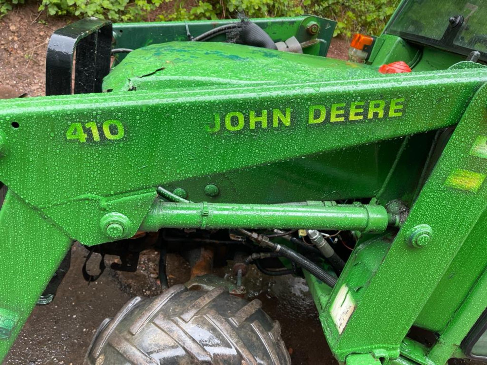 JOHN DEERE 4100 LOADER TRACTOR, 4 WHEEL DRIVE, RUNS, WORKS AND LIFTS *PLUS VAT* - Image 6 of 8
