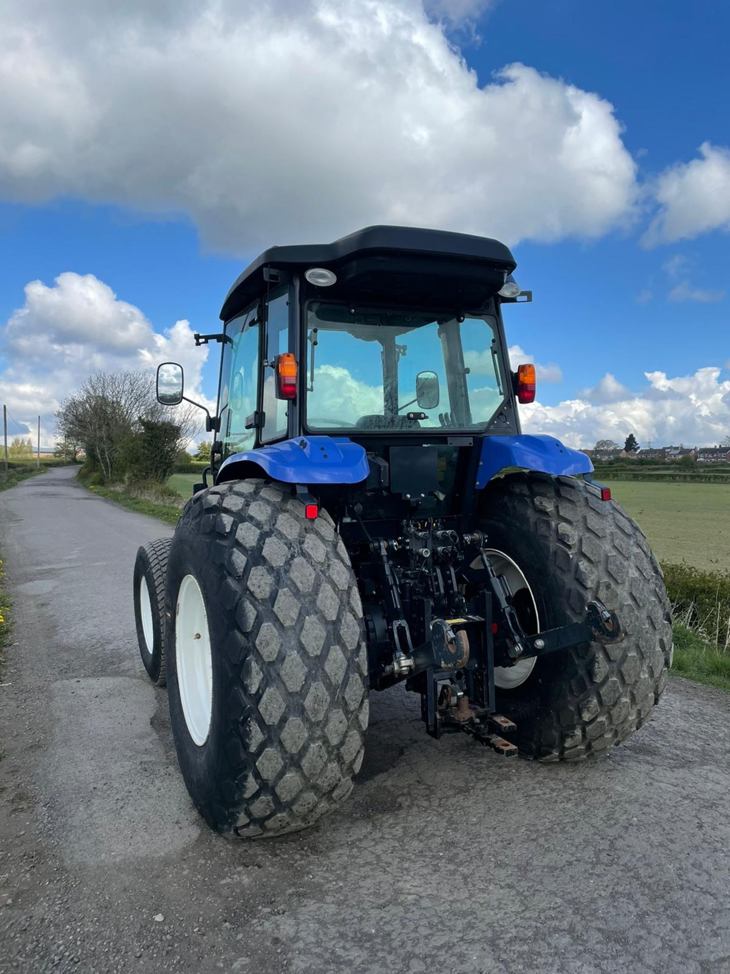 2014 ISEKI TJA8080 4 WHEEL DRIVE TRACTOR, 953 GENUINE HOURS, GRASS TYRES, SONY RADIO *PLUS VAT* - Image 5 of 10